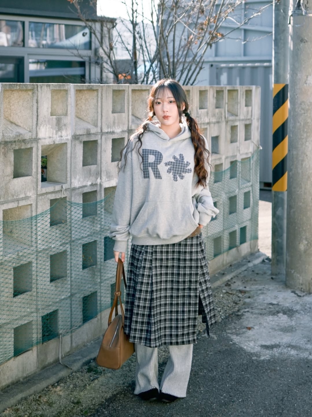 SLOW RECORD HOUSE Check Patch Hoodie Grey 착용 스타일 - 1