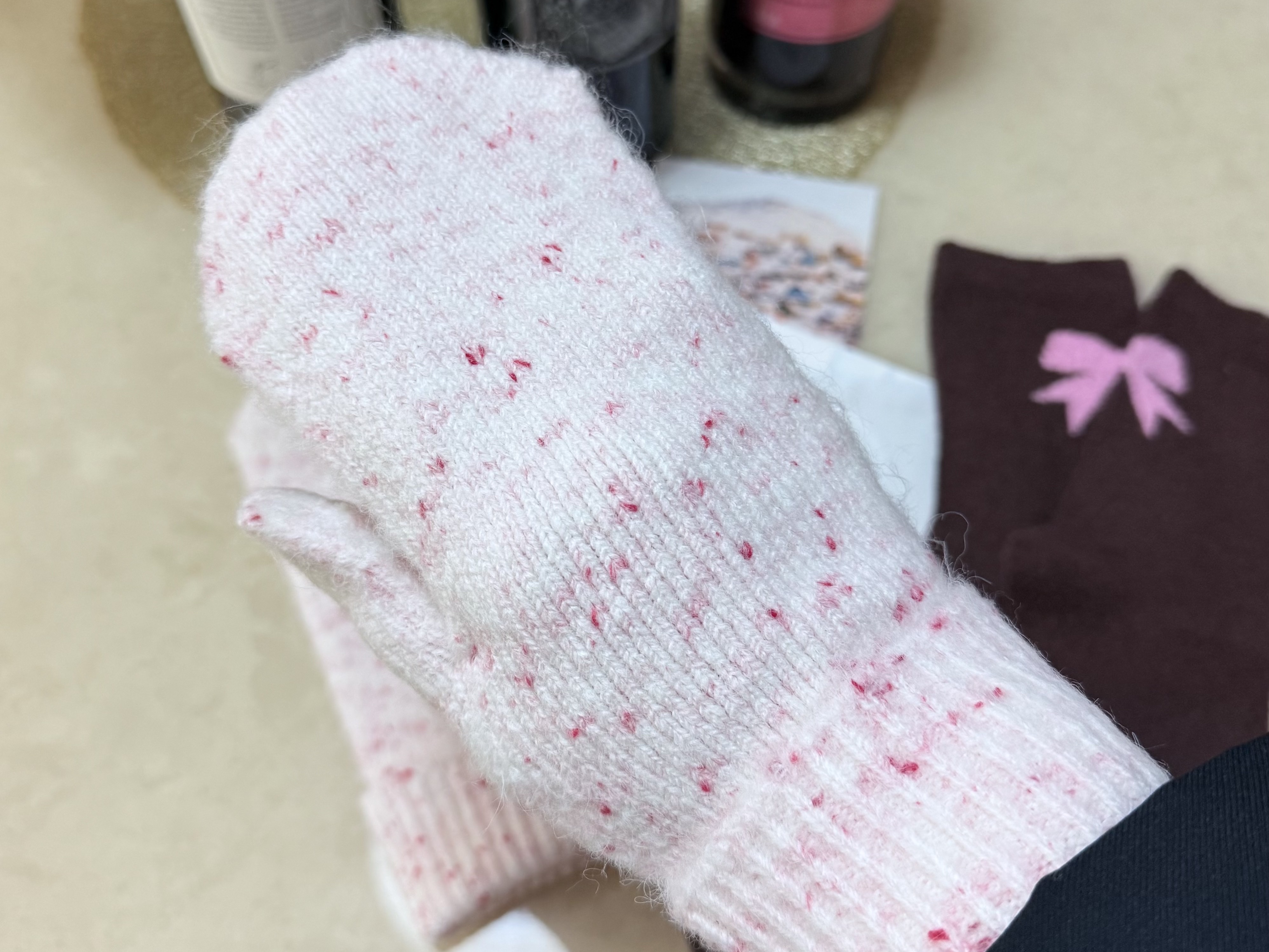 Allincomplete Dot Mitten Gloves White 착용 스타일 - 3