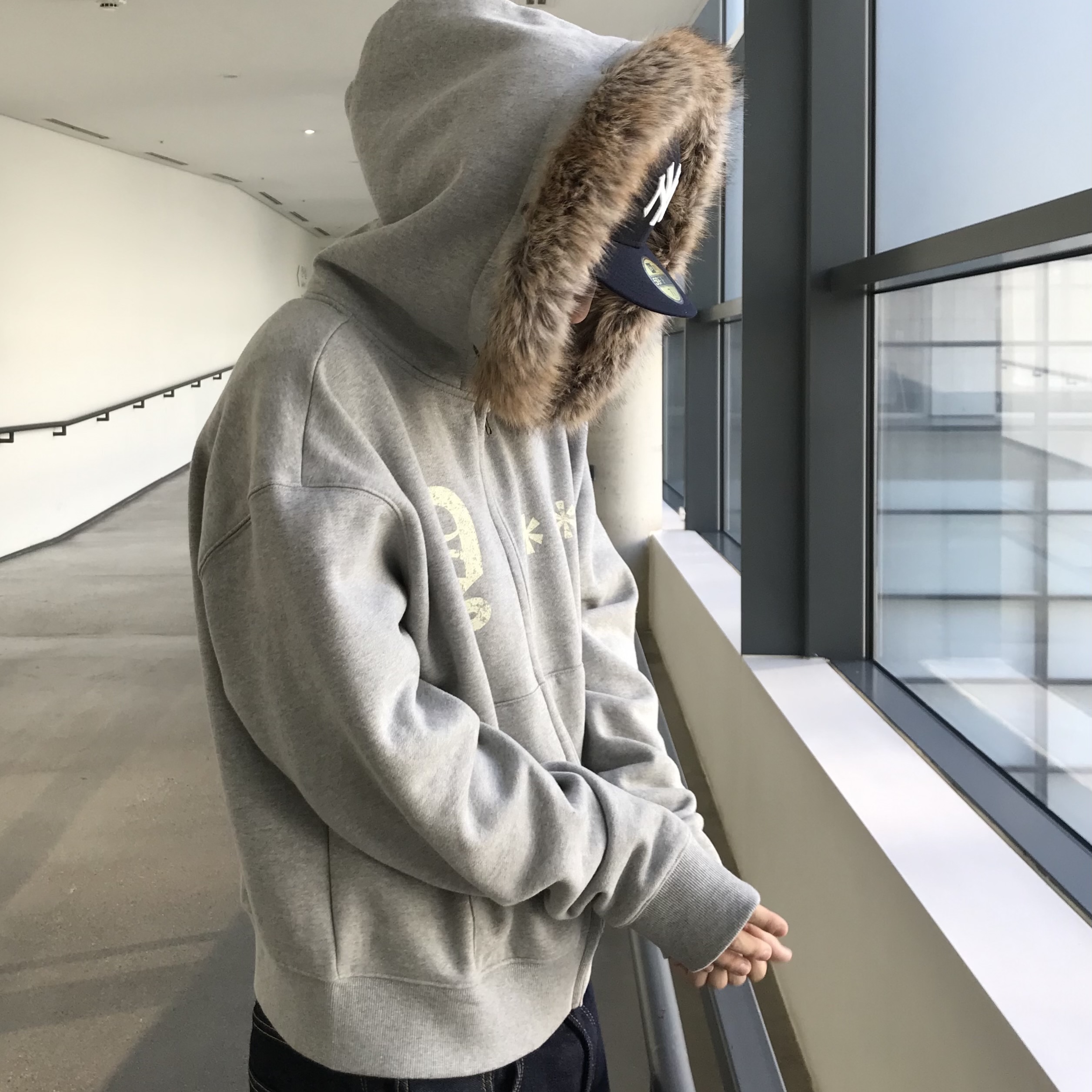 AMOU Fur Hoodie Zip Up Gray, Maison Mihara Yasuhiro Peterson OG Sole Canvas Low-top Sneakers Natural 착용 스타일 - 4