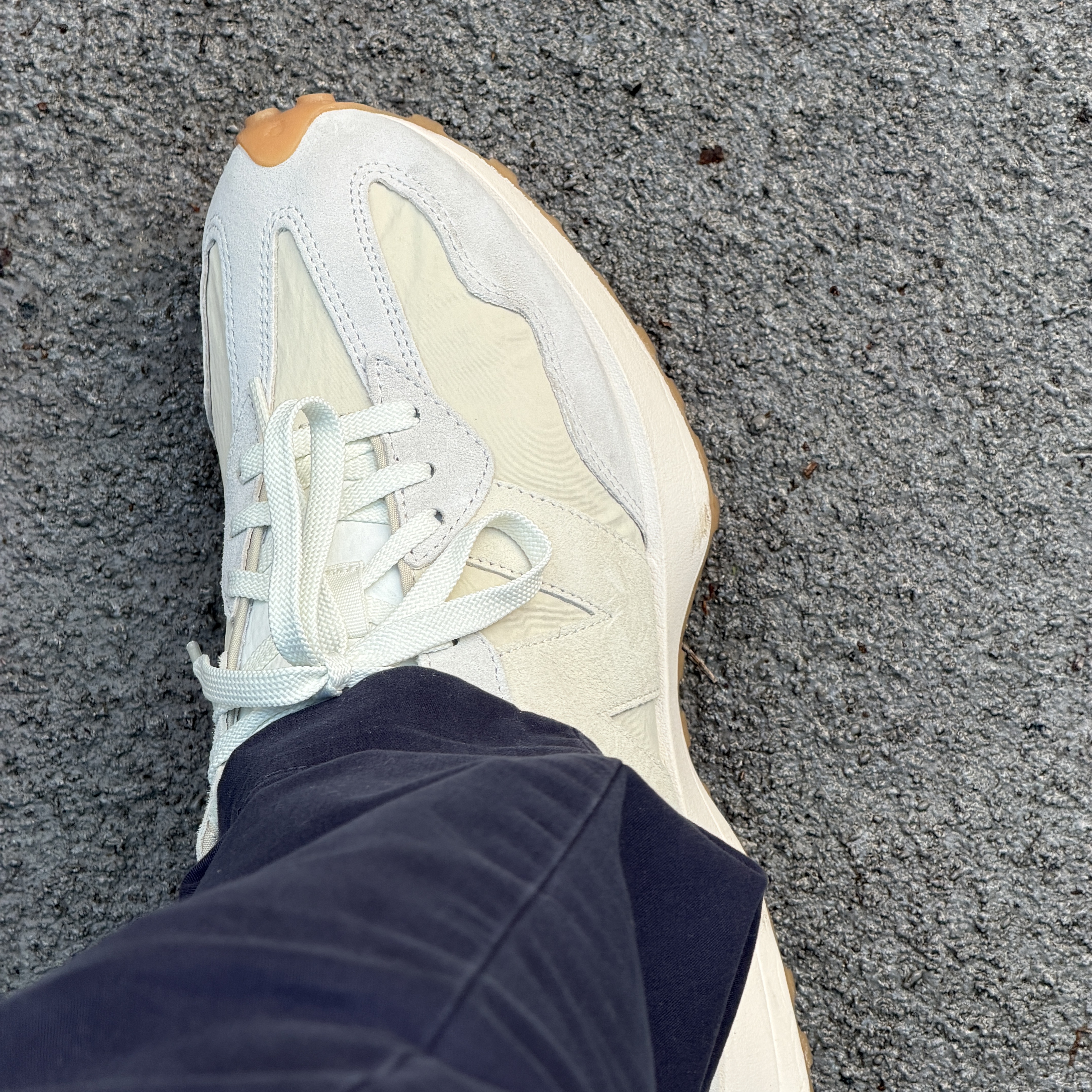 New Balance 327 Clean Vintage Moonbeam 착용 스타일