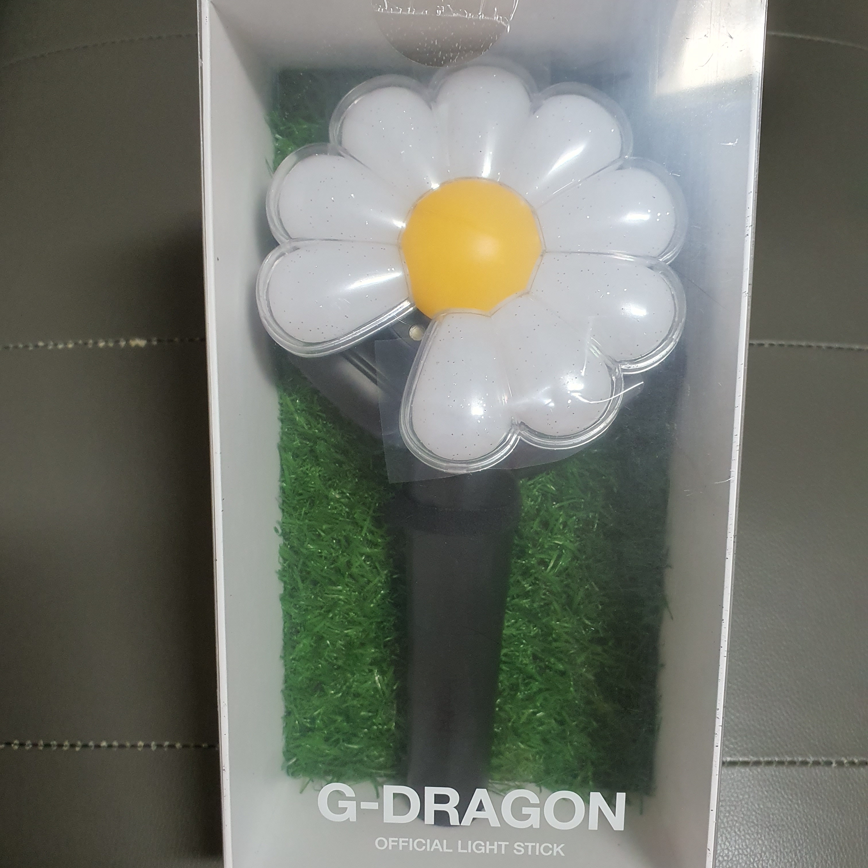 G-DRAGON Ubermensch Official Light Stick 착용 스타일