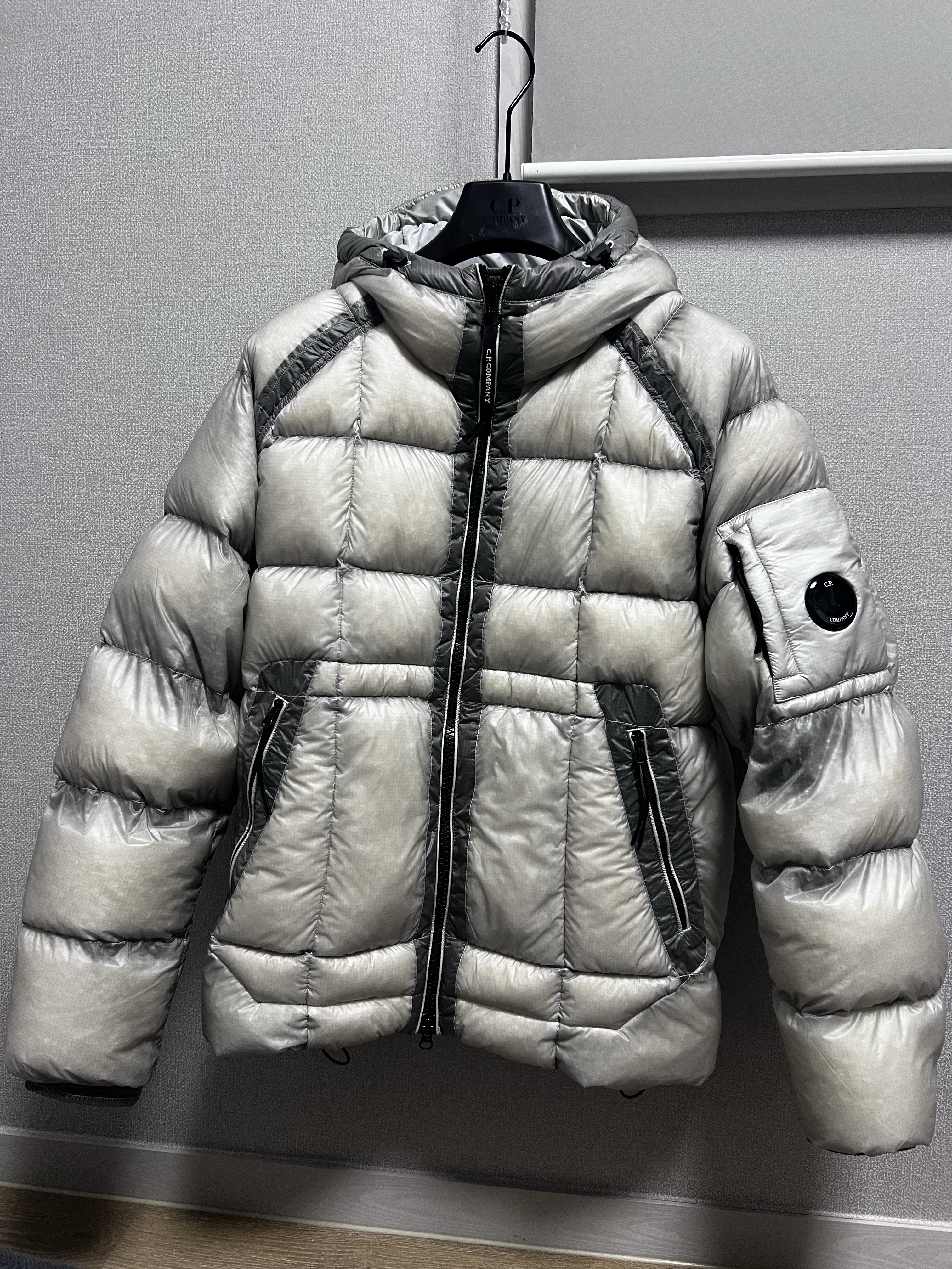 C.P. Company Korea Exclusive D.D. Shell Hooded Down Jacket Lunar Rock - 25FW, Asics Gel-Kayano 14 White Graphite Grey 착용 스타일 - 2