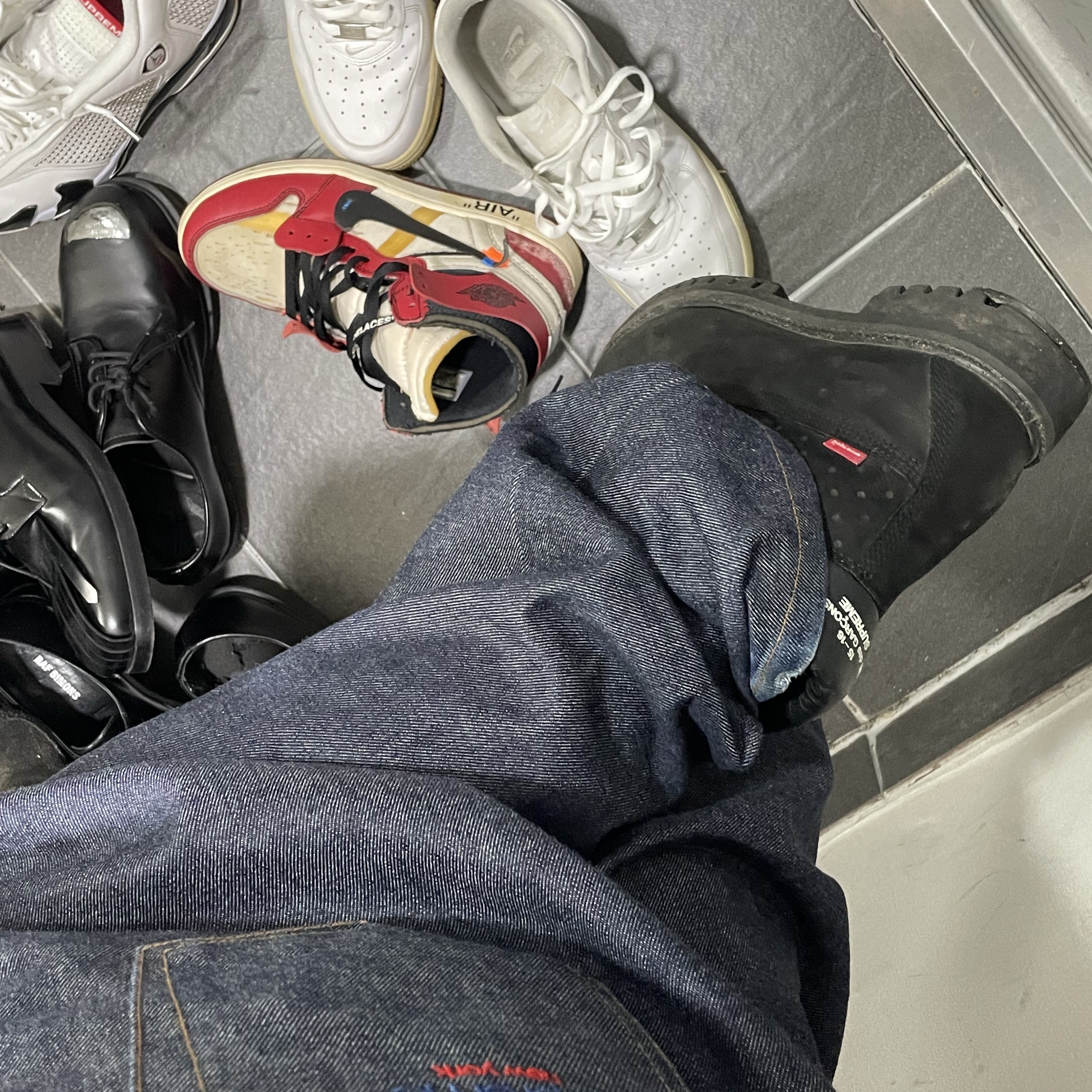Supreme Baggy Selvedge Jean Rigid Indigo - 25FW, Supreme Bones Box Logo New Era Black - 25SS 착용 스타일 - 2