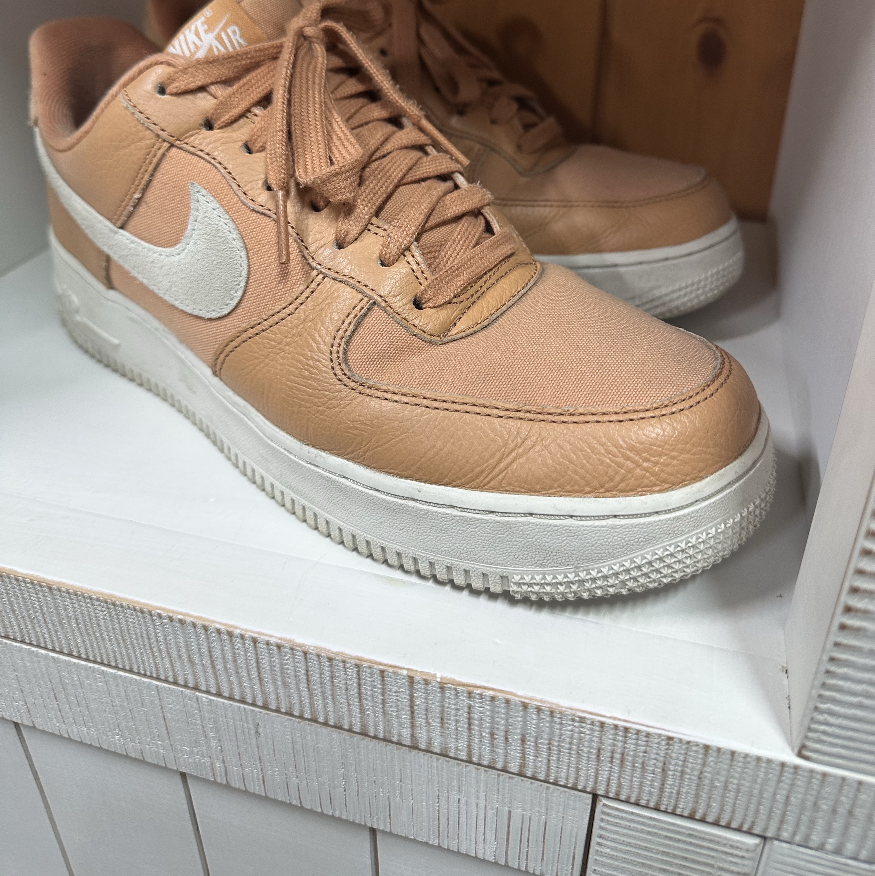 Nike Air Force 1 '07 LX Amber Brown 착용 스타일 - 1