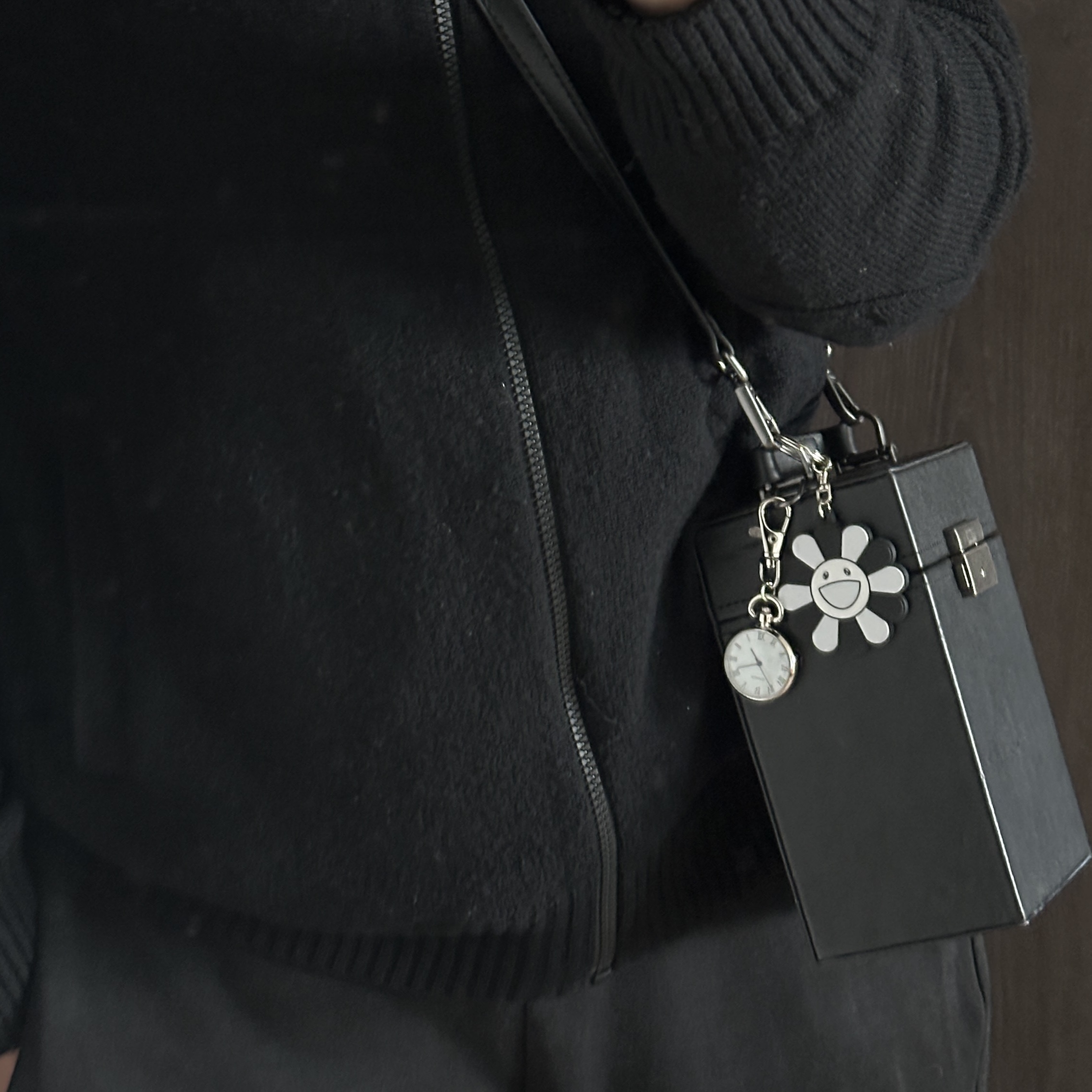 Kaikai Kiki Flower Rubber Keyring Gray Black, Marshall Major V Brown (Korean Ver.) 착용 스타일 - 3