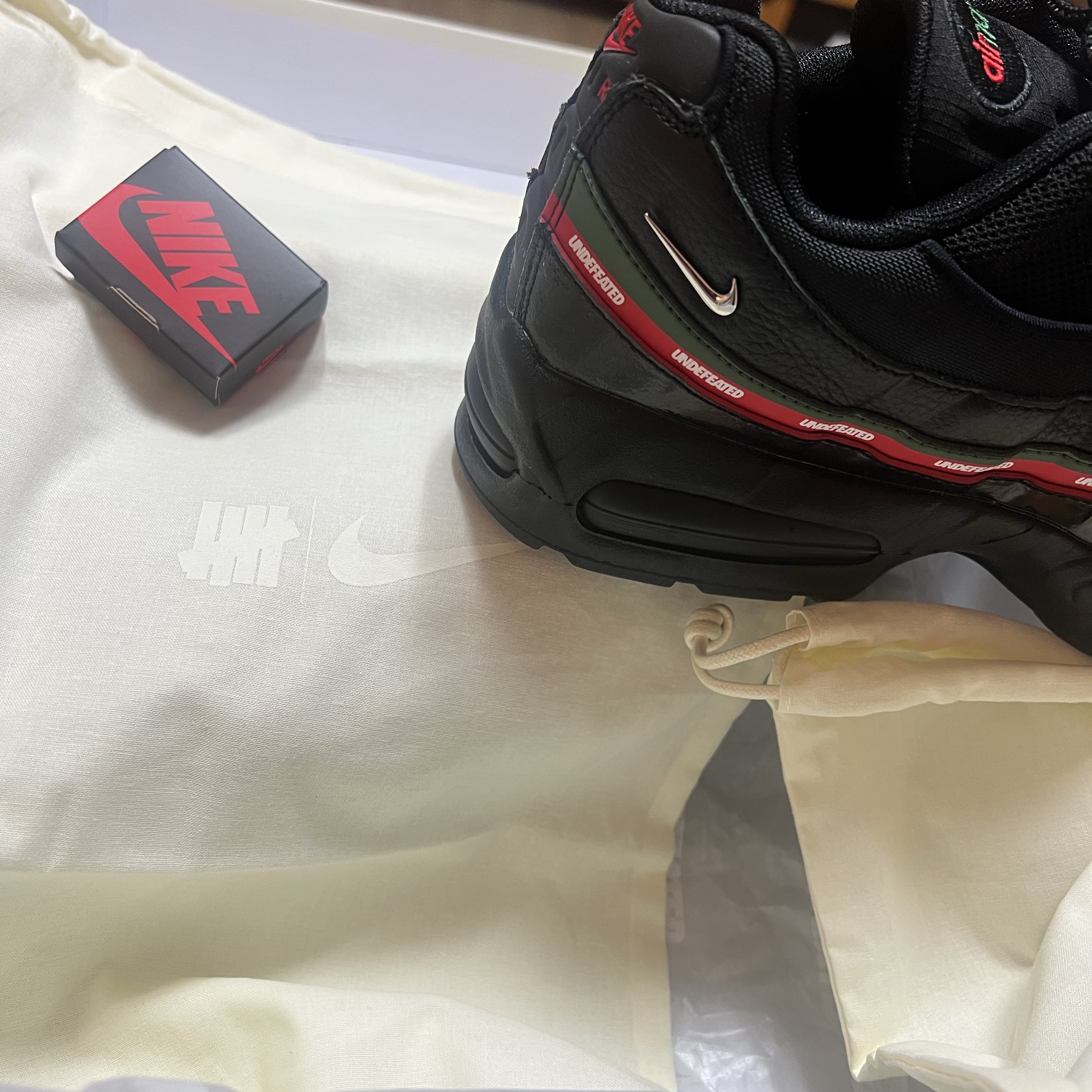 Nike x Undefeated Air Max 95 SP Black 착용 스타일 - 4