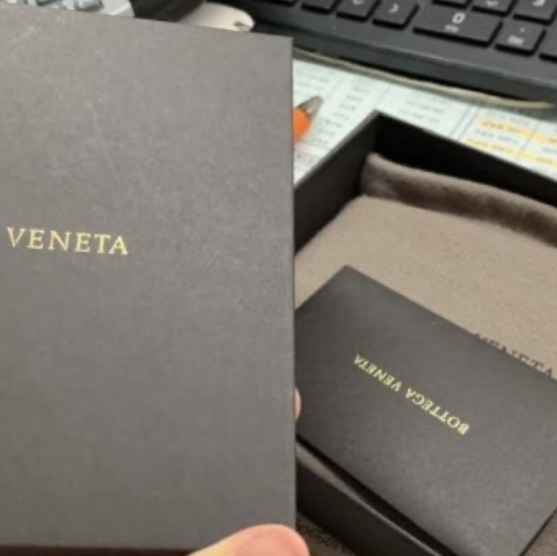 Bottega Veneta Intreccio Keyring Black 착용 스타일