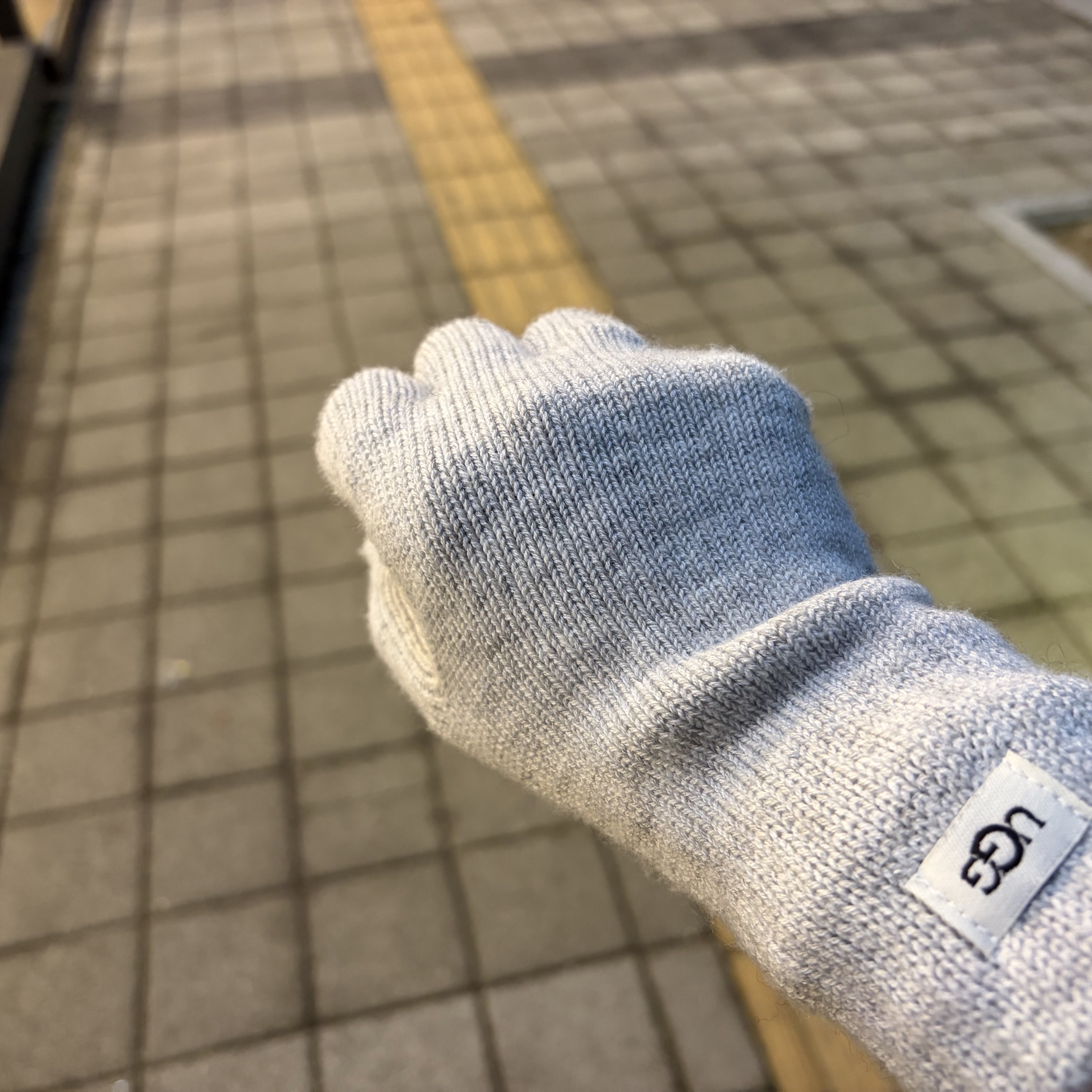 (W) UGG Knit Tech Gloves Grey Heather 착용 스타일