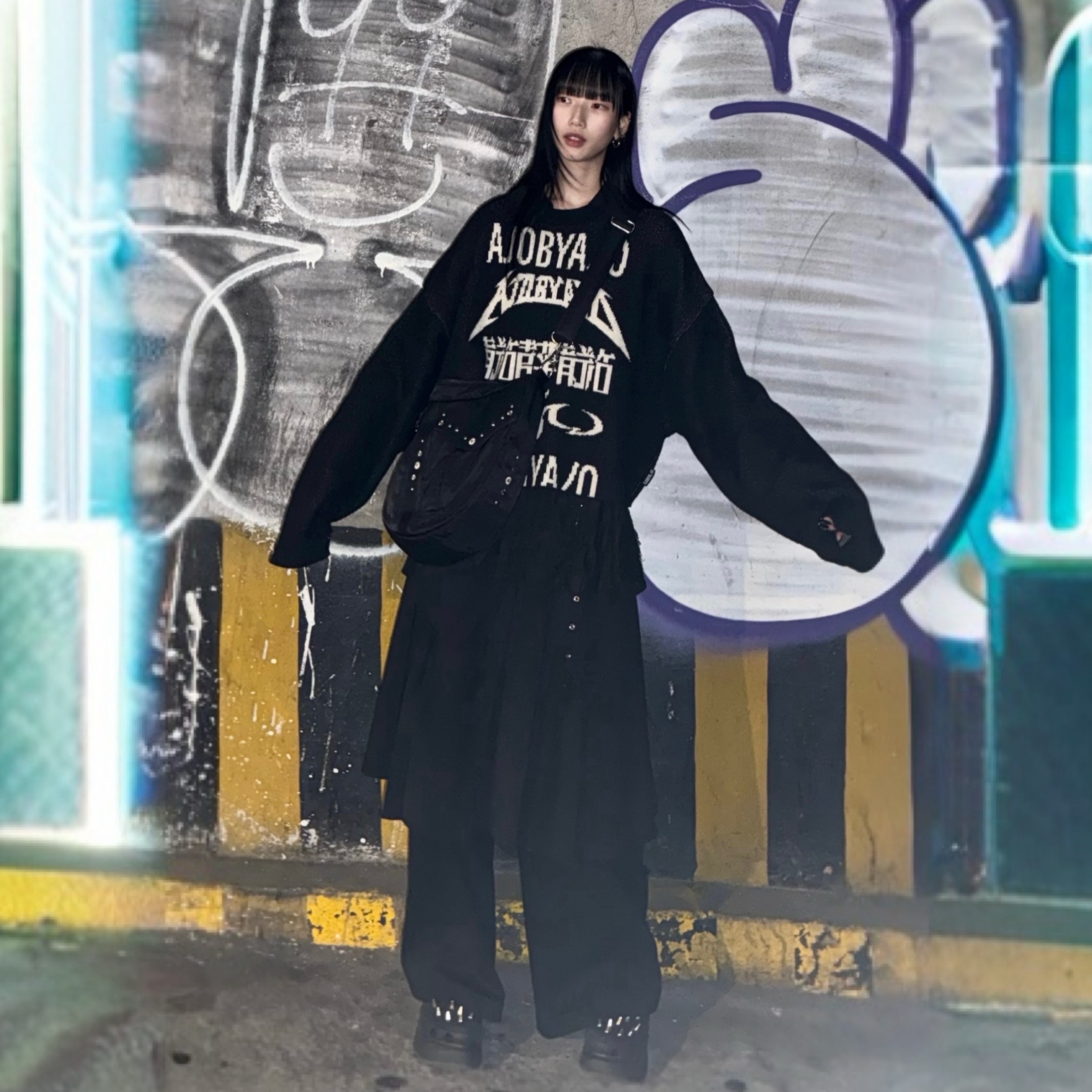 AJOBYAJO PBA Total Logo Cropped Sweater BLACK 착용 스타일 - 1