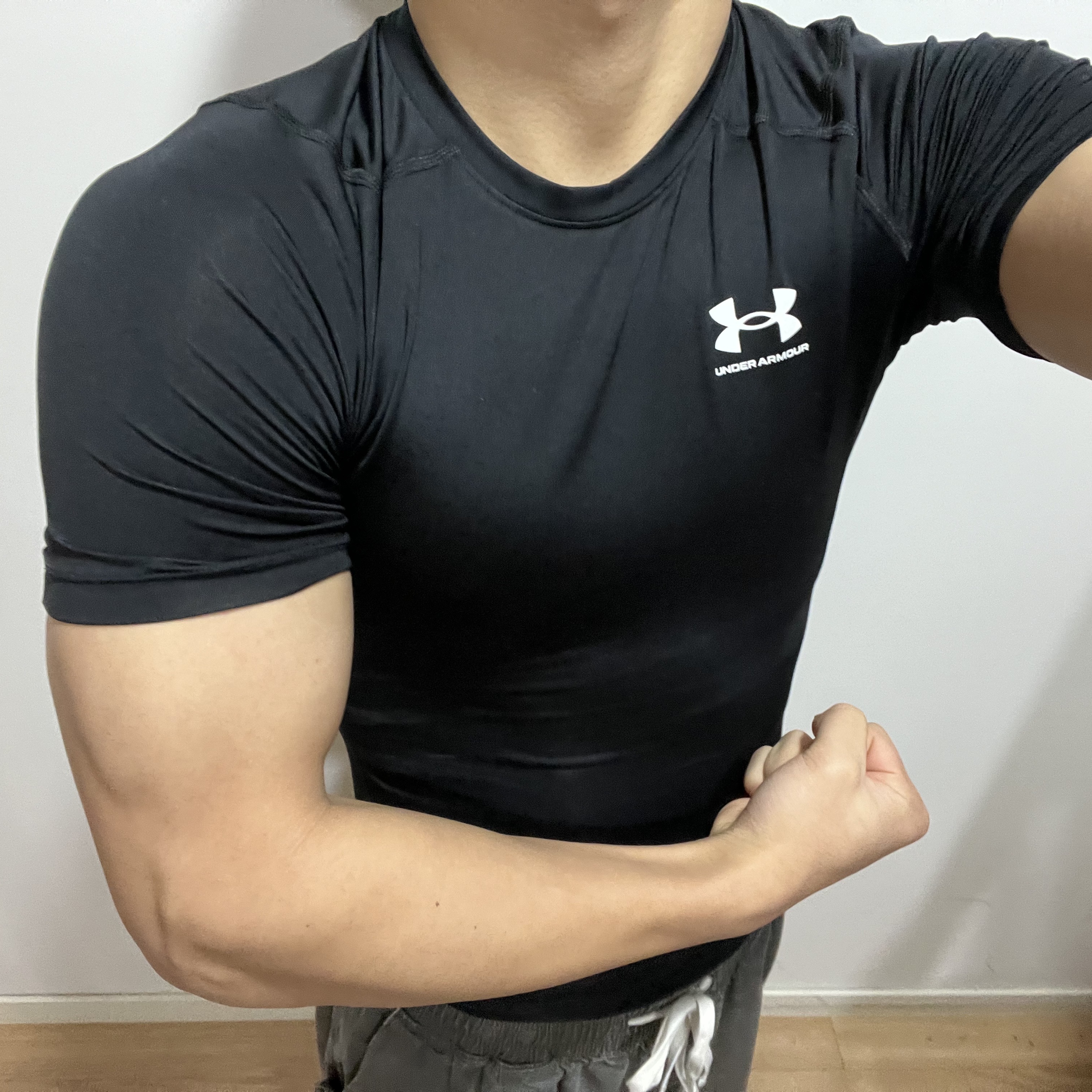 Under Armour HeatGear Short Sleeve Black White 착용 스타일