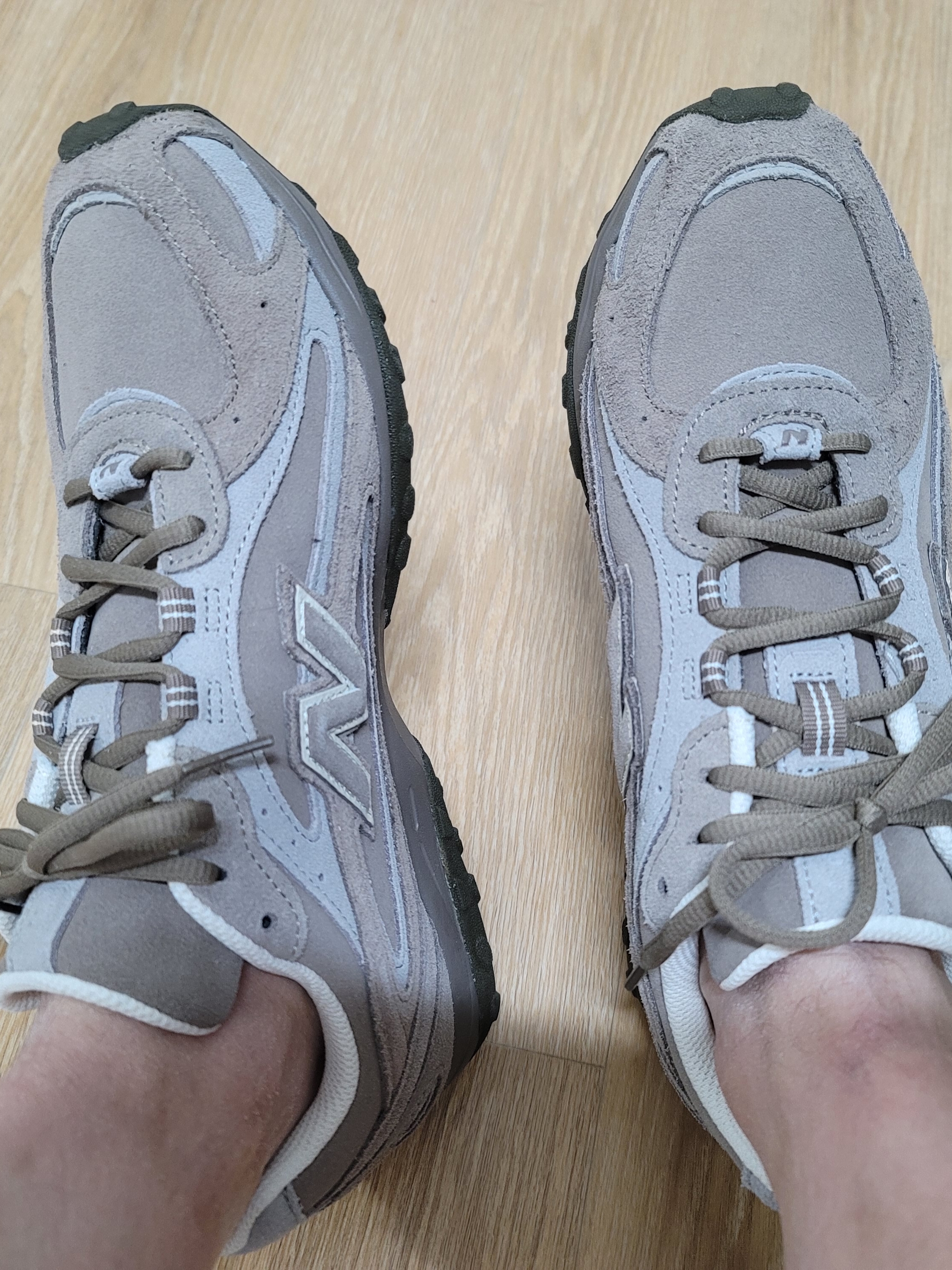 New Balance 204L Suede Mushroom Arid Stone 착용 스타일