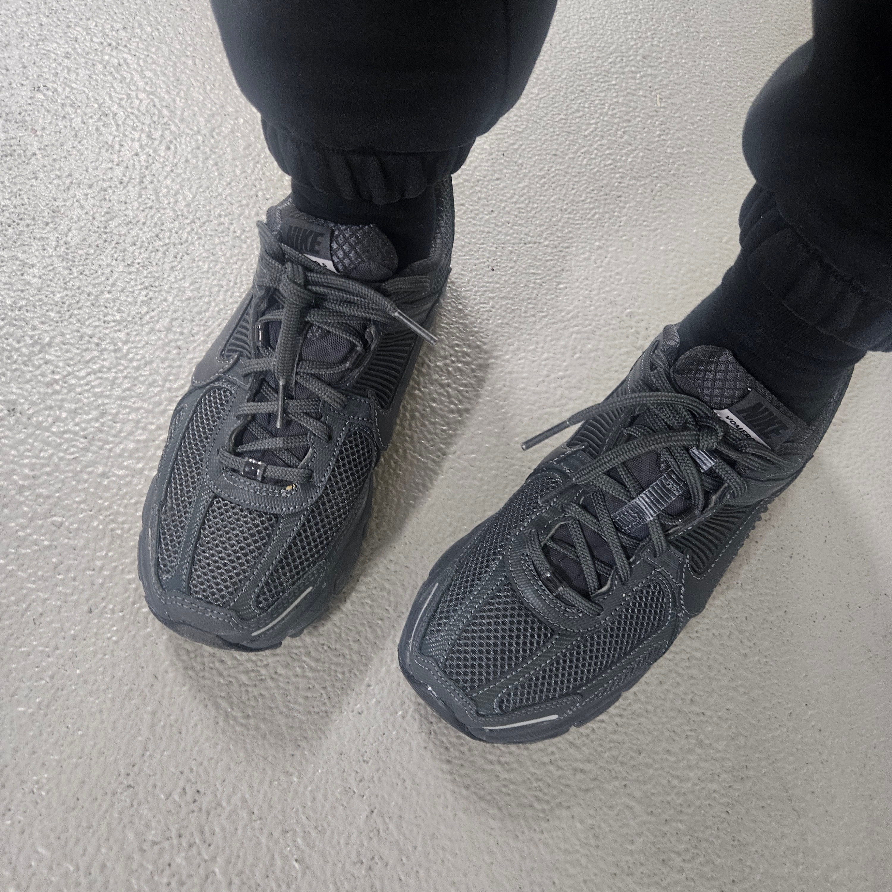 (W) Nike Zoom Vomero 5 Black 착용 스타일