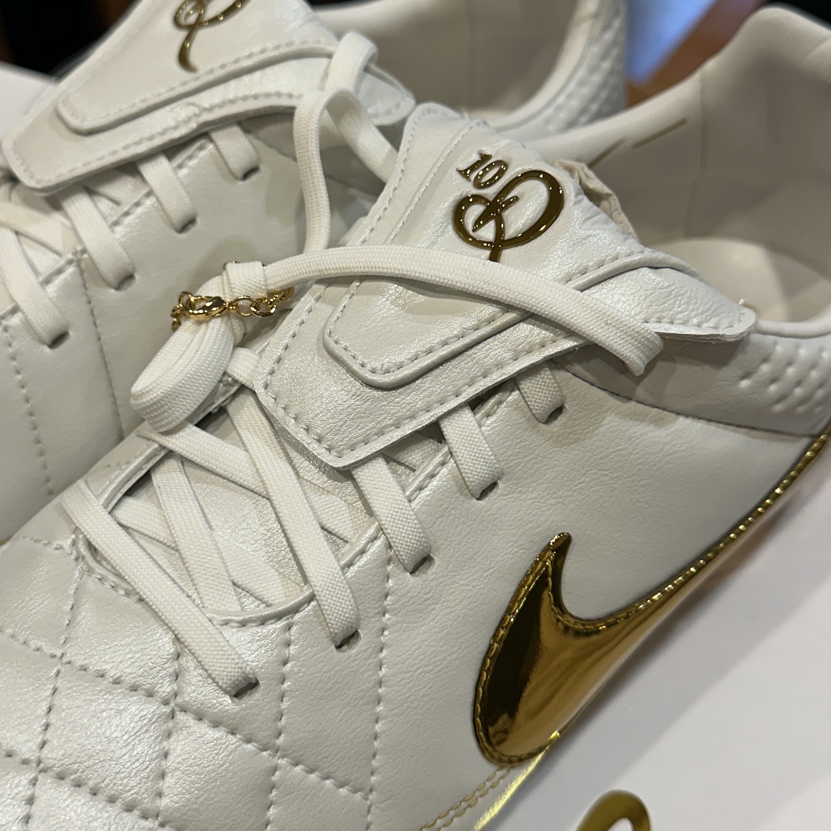Nike Tiempo Legend RGN FG SE Metallic Summit White Metallic Gold Coin 착용 스타일 - 2