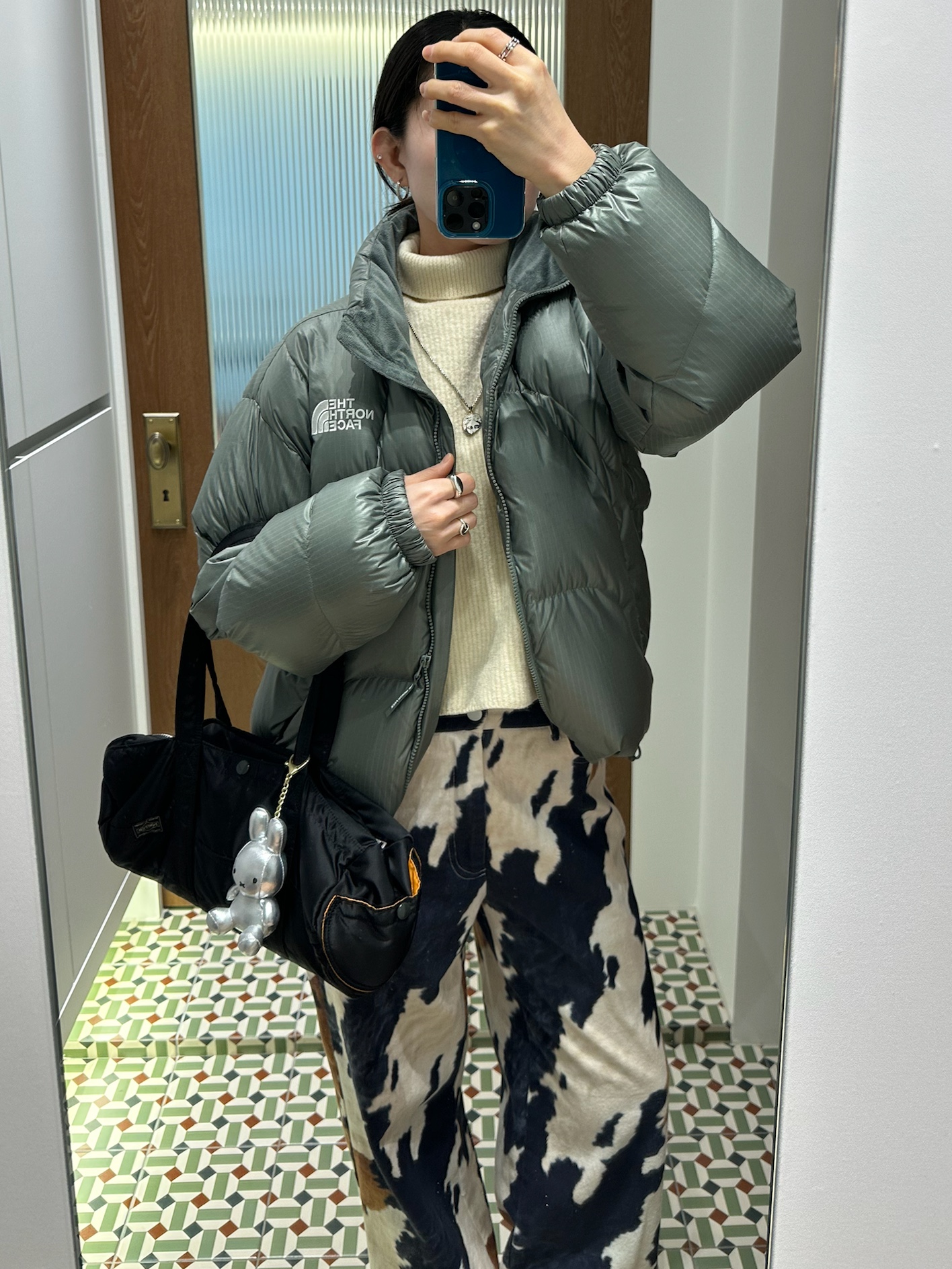 The North Face White Label Wave RDS Down Jacket Khaki, Porter Tanker Duffle Bag L Black 착용 스타일 - 3