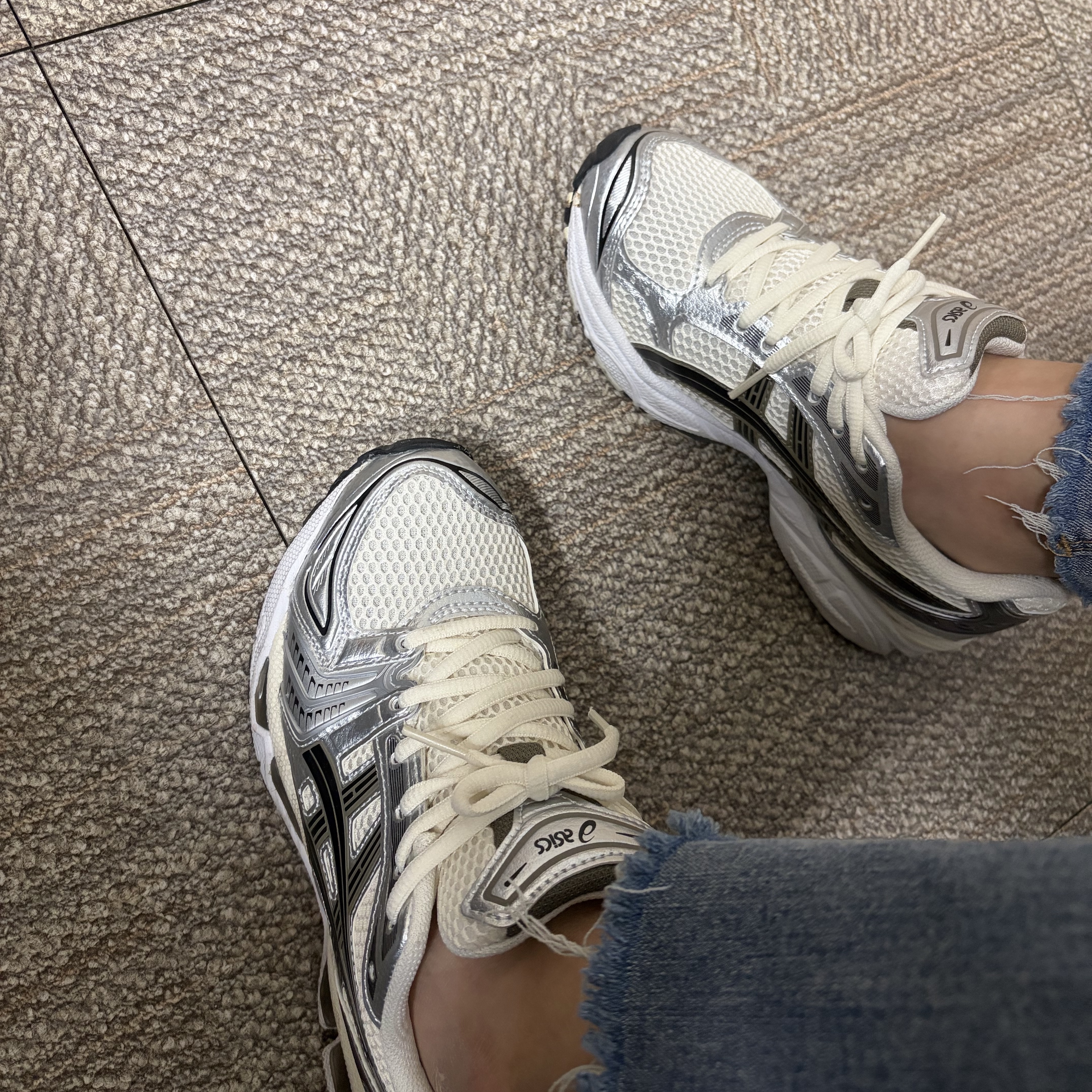 Asics Gel-Kayano 14 Cream Black 착용 스타일