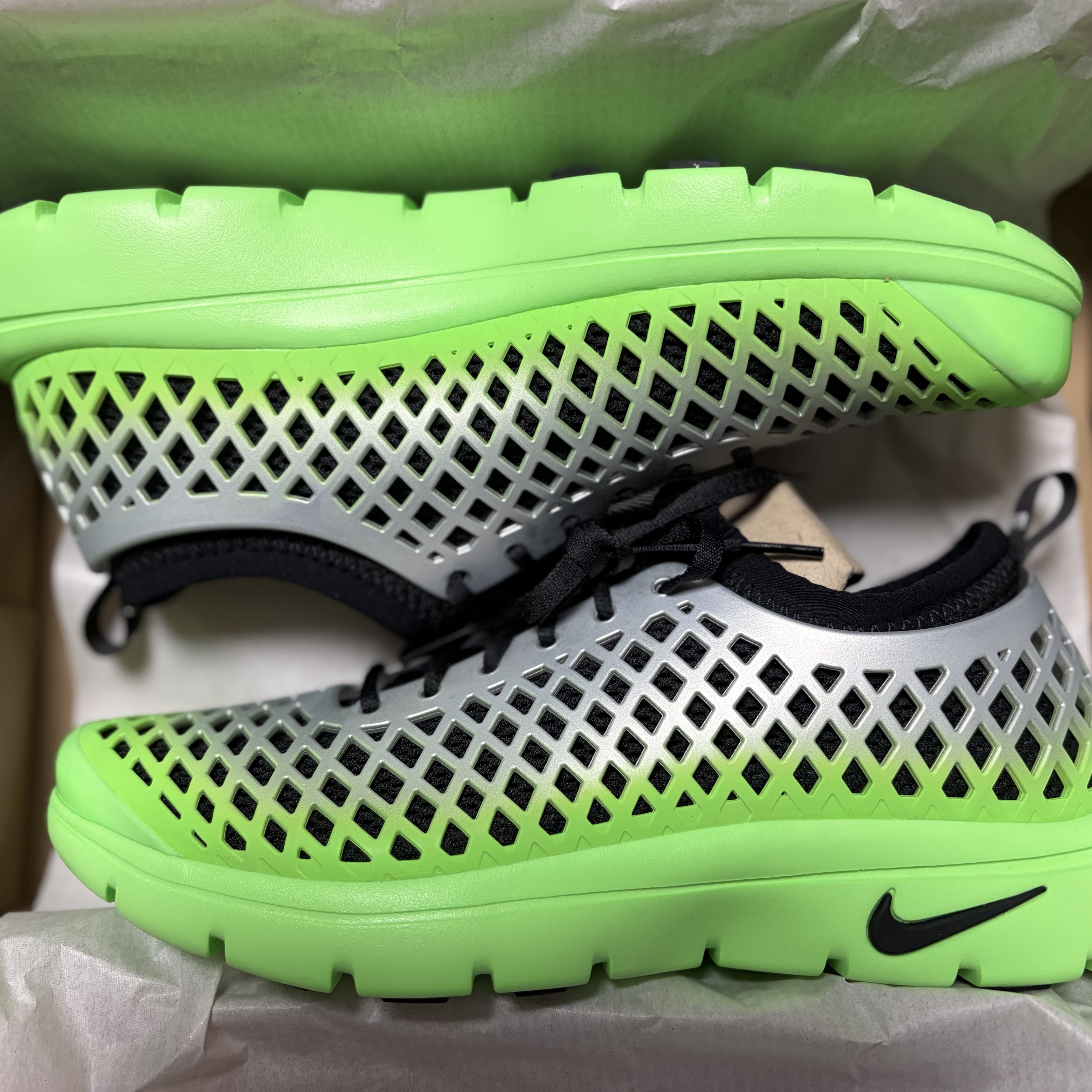 (W) Nike Rejuven8 Run Metallic Silver and Voltage Green 착용 스타일 - 2