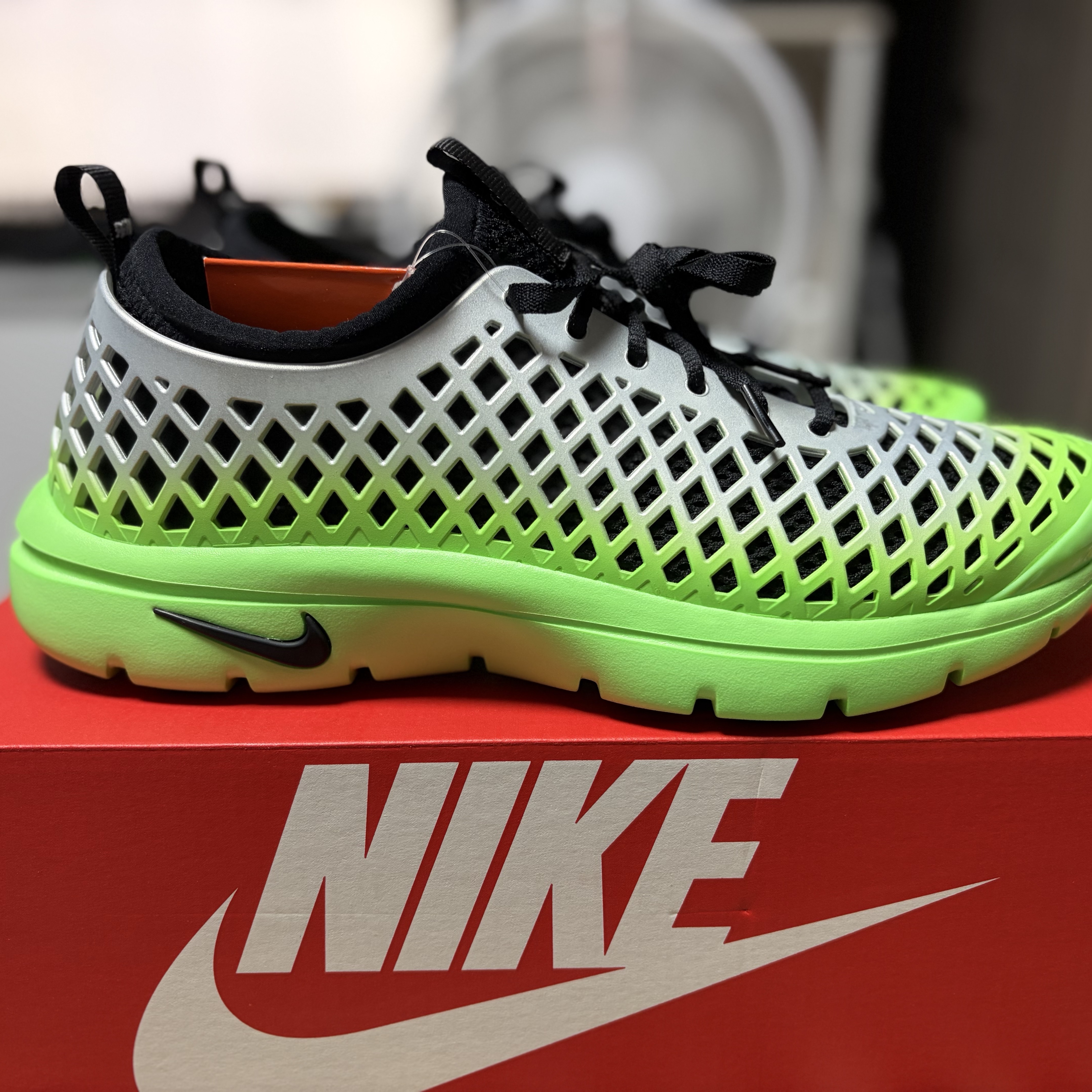 (W) Nike Rejuven8 Run Metallic Silver and Voltage Green 착용 스타일 - 3