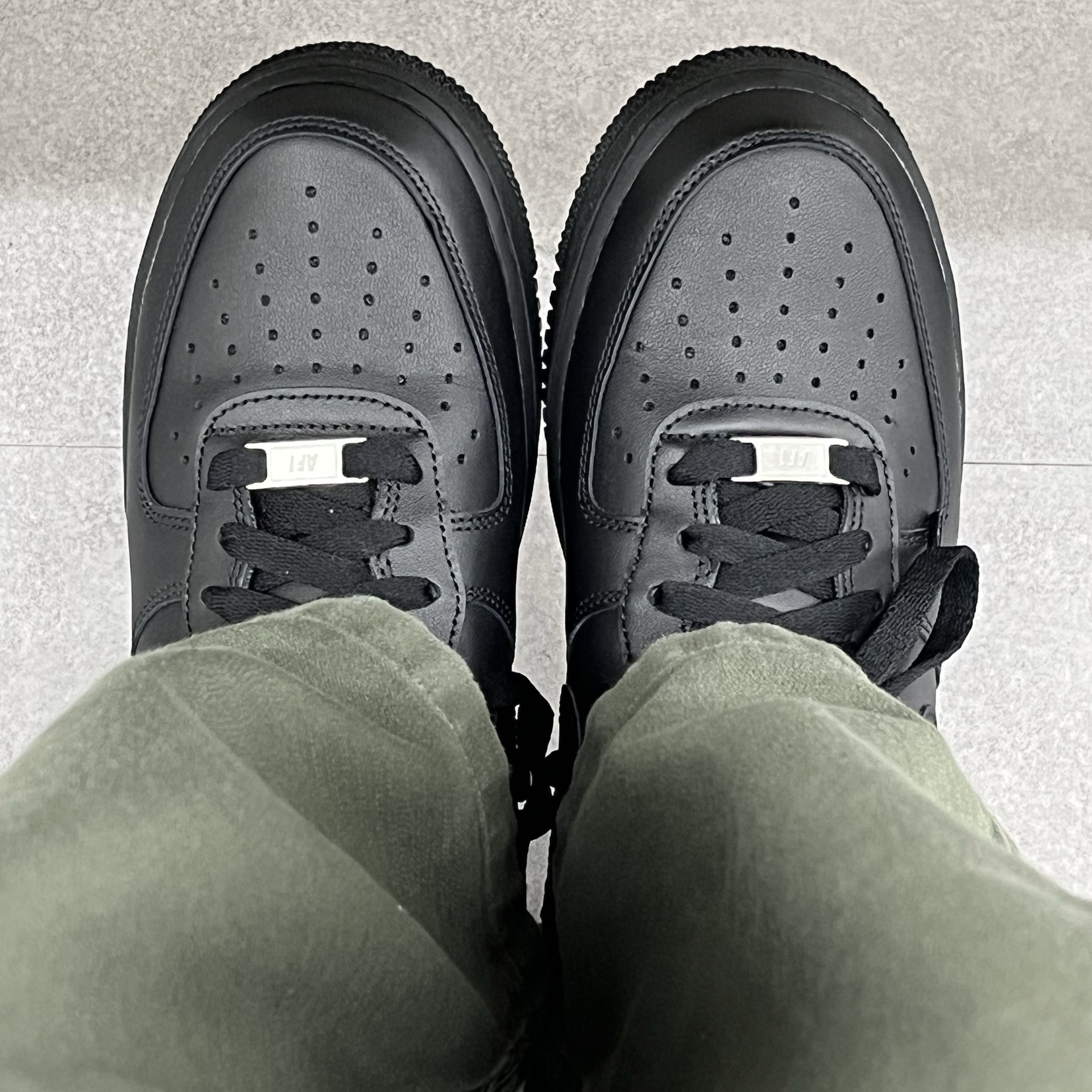 Nike Air Force 1 '07 Low Triple Black 착용 스타일