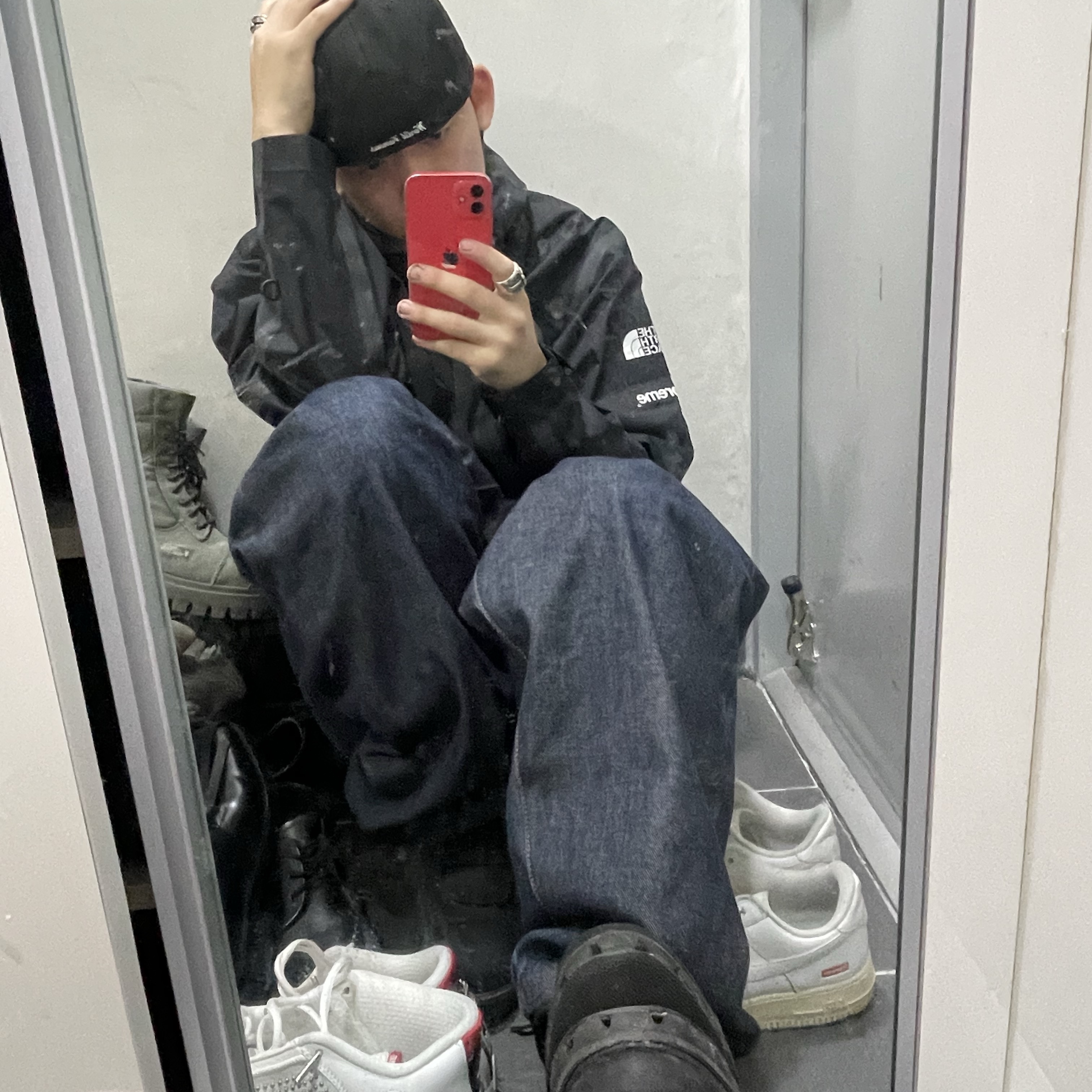 Supreme Baggy Selvedge Jean Rigid Indigo - 25FW, Supreme Bones Box Logo New Era Black - 25SS 착용 스타일 - 1