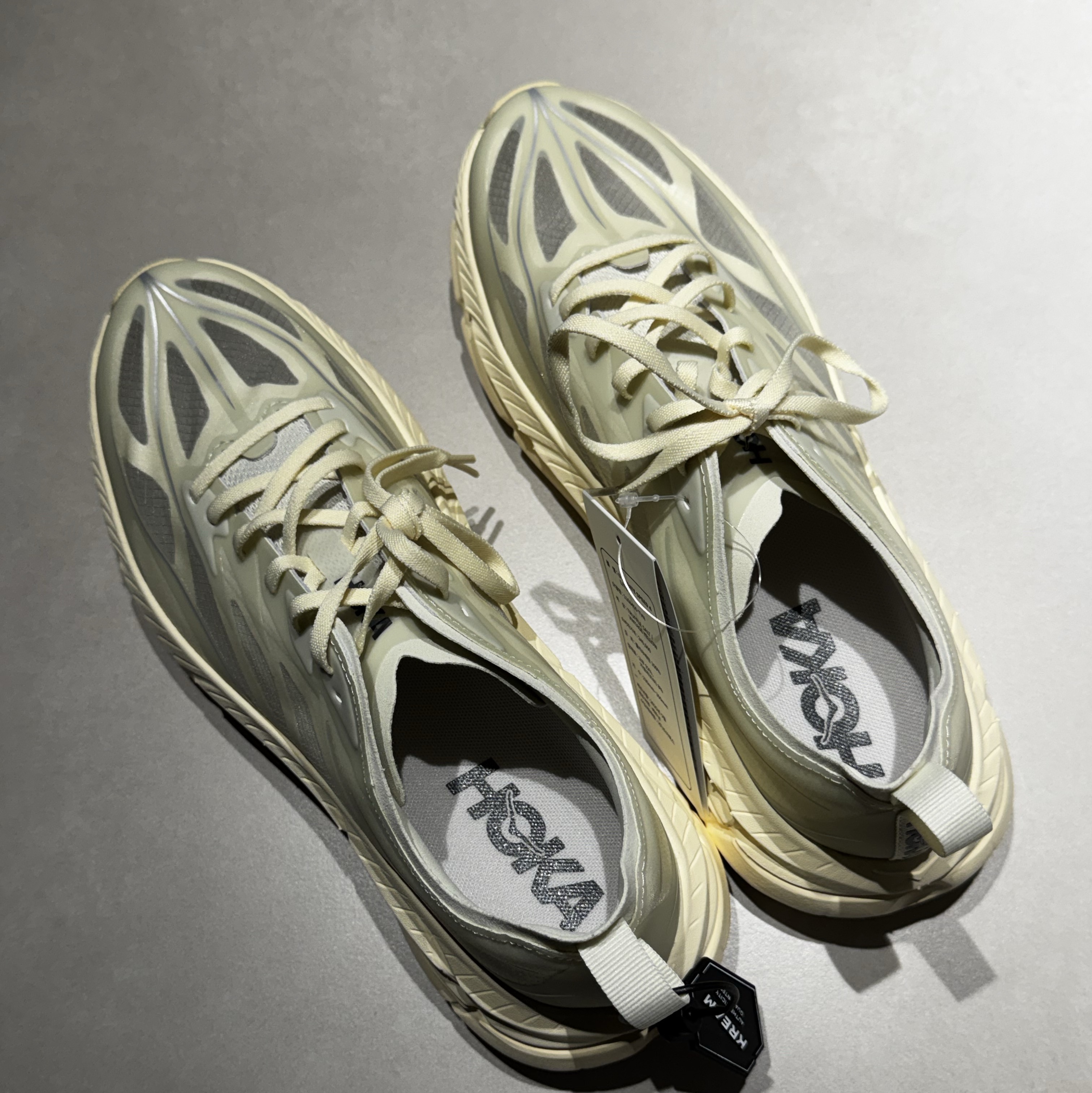 Hoka Mafate Speed 4 Lite Truffle Salt Vintage Yellow 착용 스타일