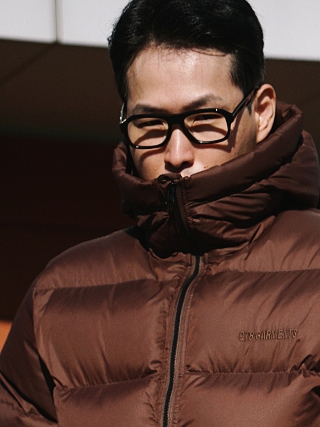 QT8 GARMENTS Duck Down Heavyweight Hoodie Jacket Brown 착용 스타일 - 6