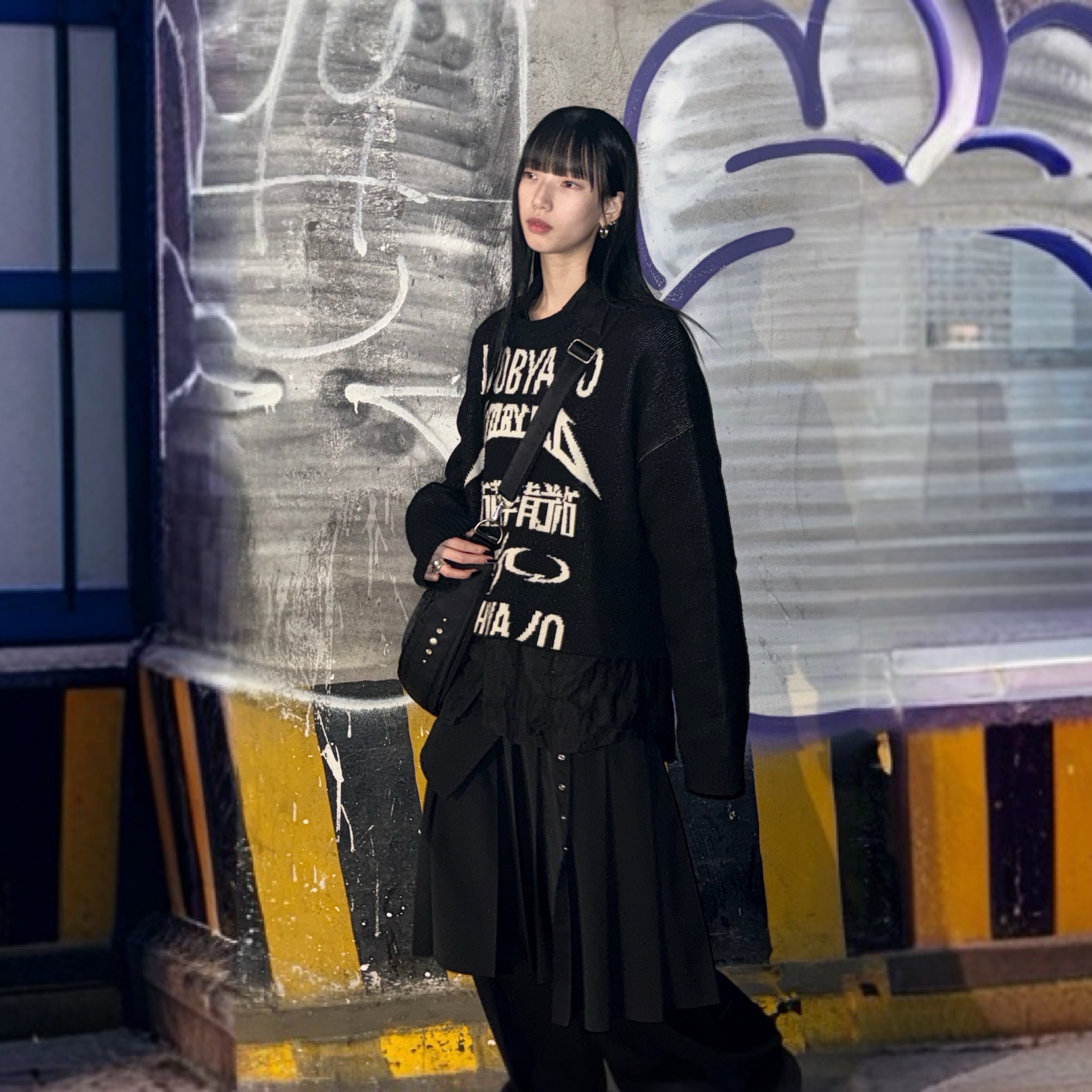 AJOBYAJO PBA Total Logo Cropped Sweater BLACK 착용 스타일 - 3