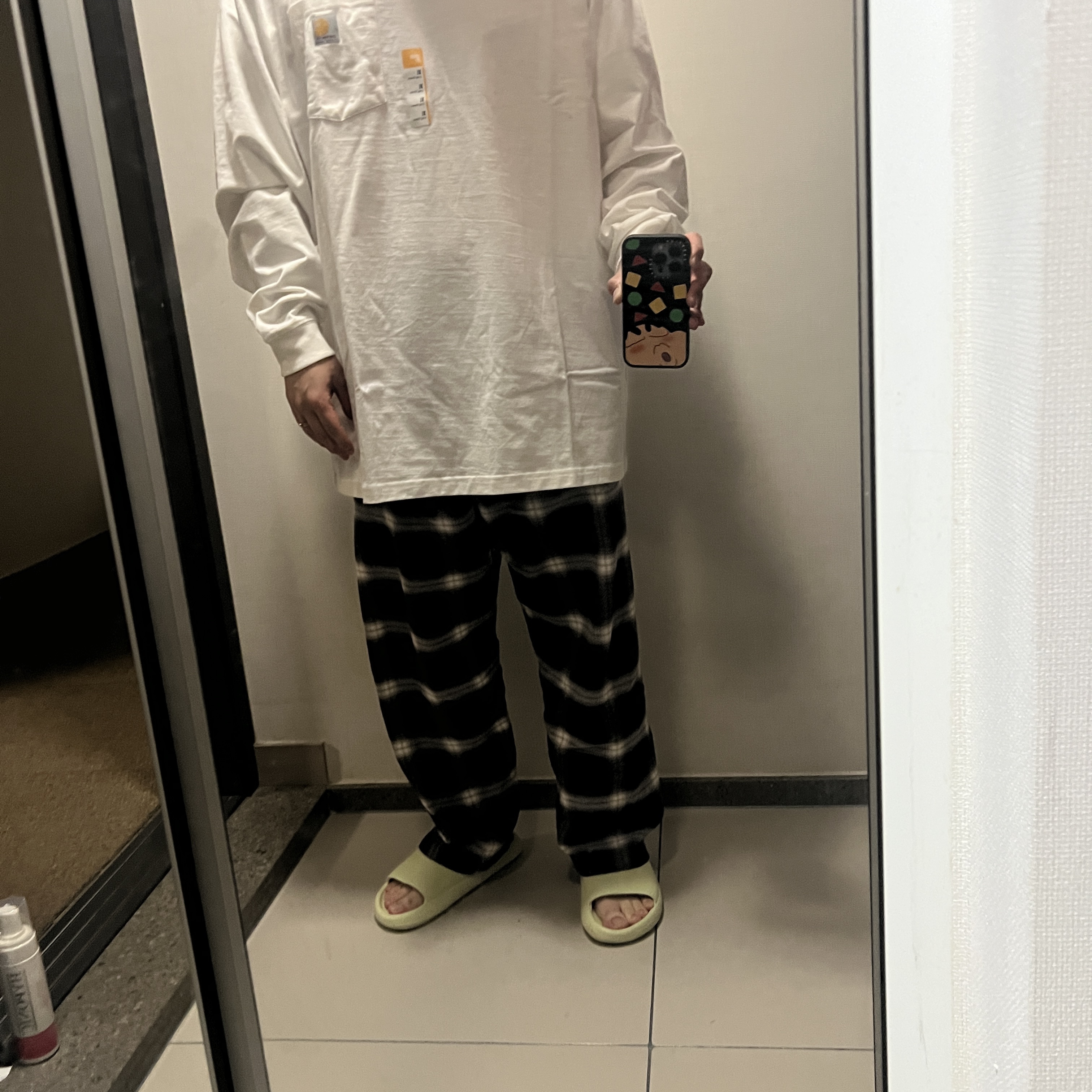 Carhartt Loose Fit Heavyweight Regular Long Sleeve Pocket T-Shirt White 착용 스타일