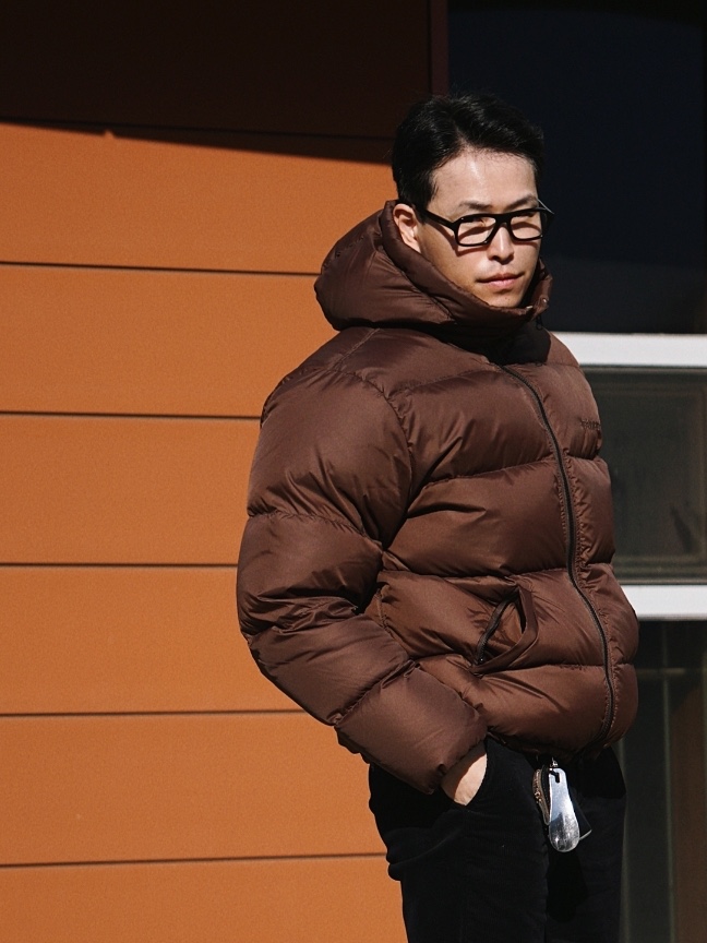 QT8 GARMENTS Duck Down Heavyweight Hoodie Jacket Brown 착용 스타일 - 2