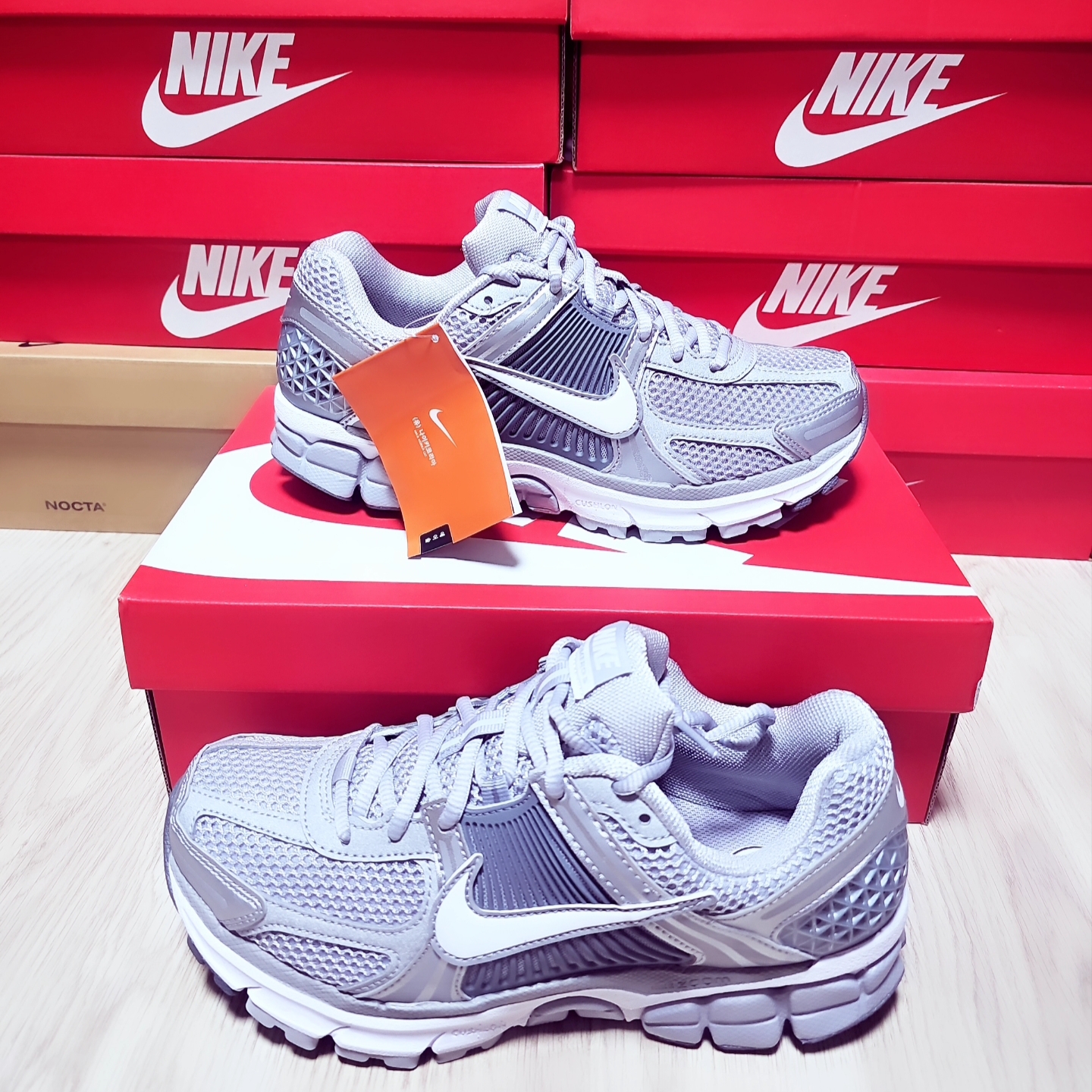 Nike Zoom Vomero 5 Wolf Grey White 착용 스타일 - 1