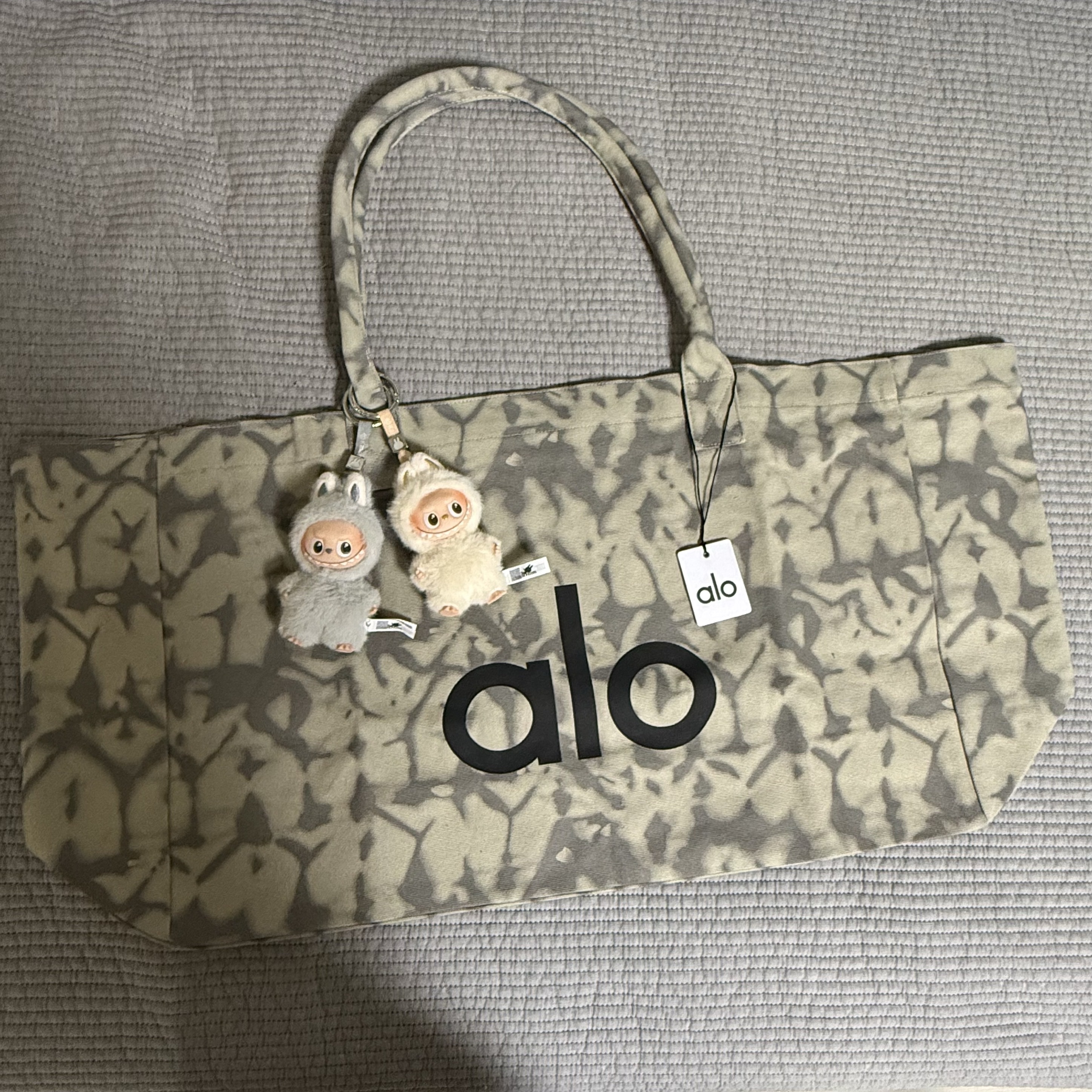 Alo Yoga Iconic Shopper Tote Bag Grey Tiedye 착용 스타일 - 1