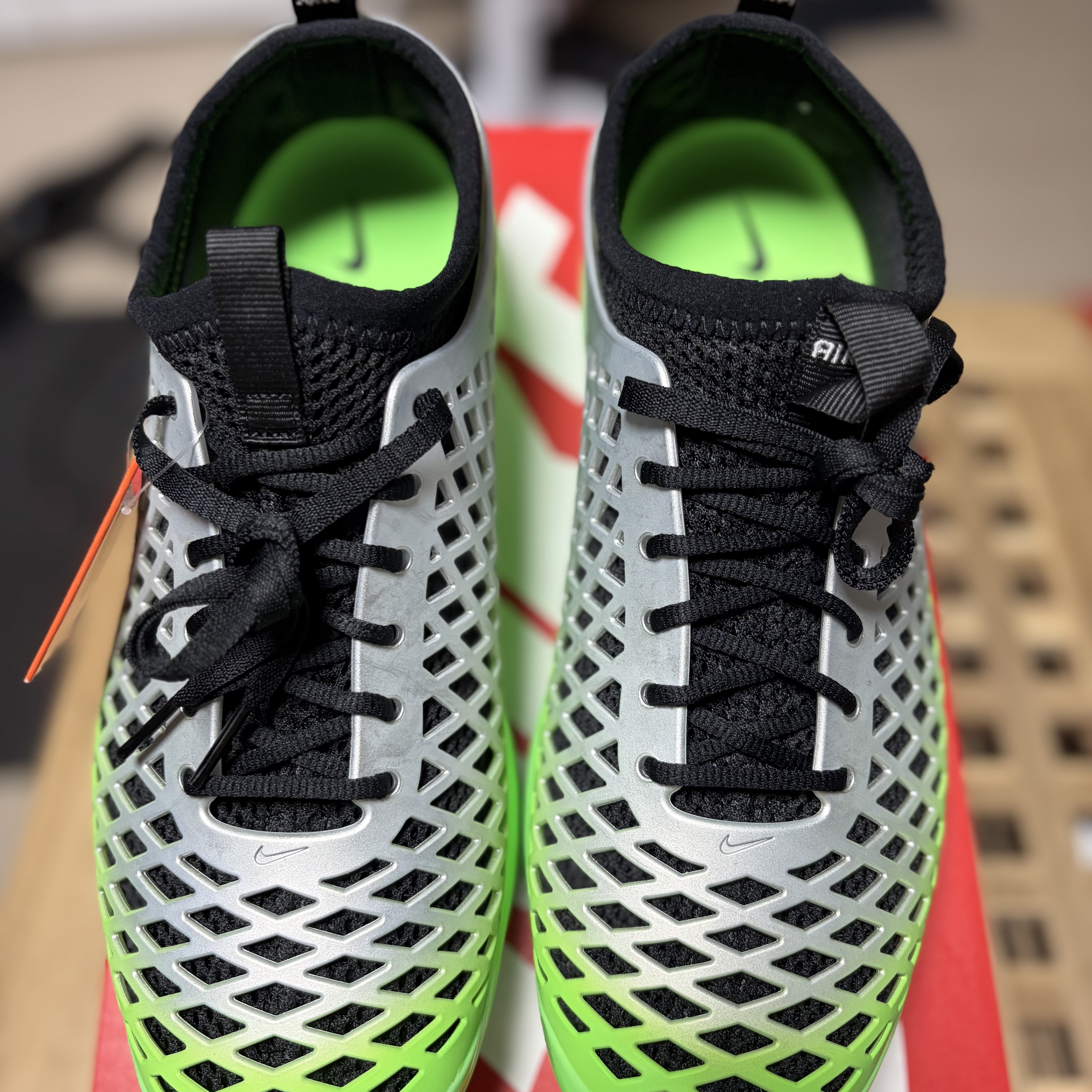 (W) Nike Rejuven8 Run Metallic Silver and Voltage Green 착용 스타일 - 4