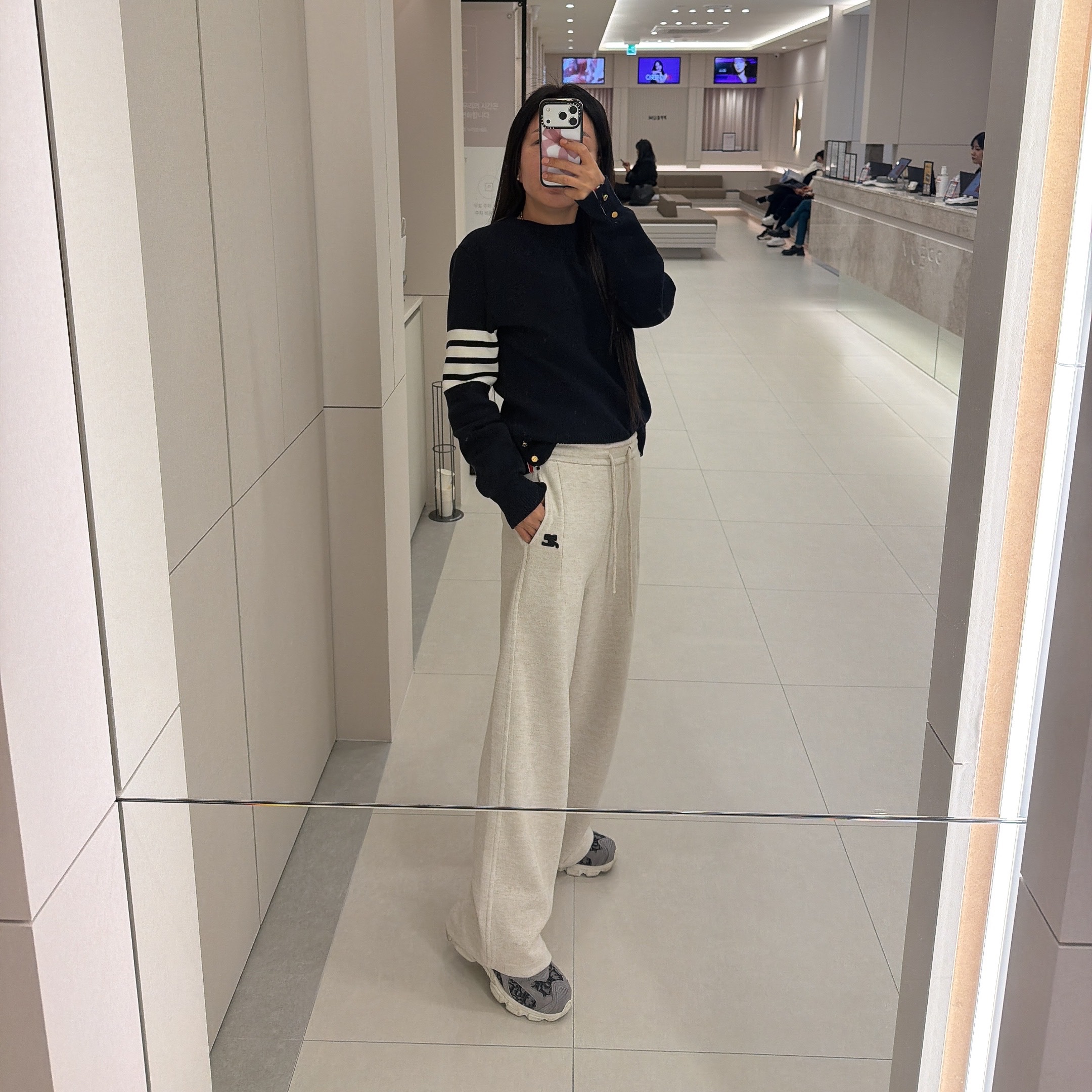 Thom Browne Fine Merino Wool Stitch 4-Bar Classic Crewneck Pullover Knit Navy 착용 스타일 - 2