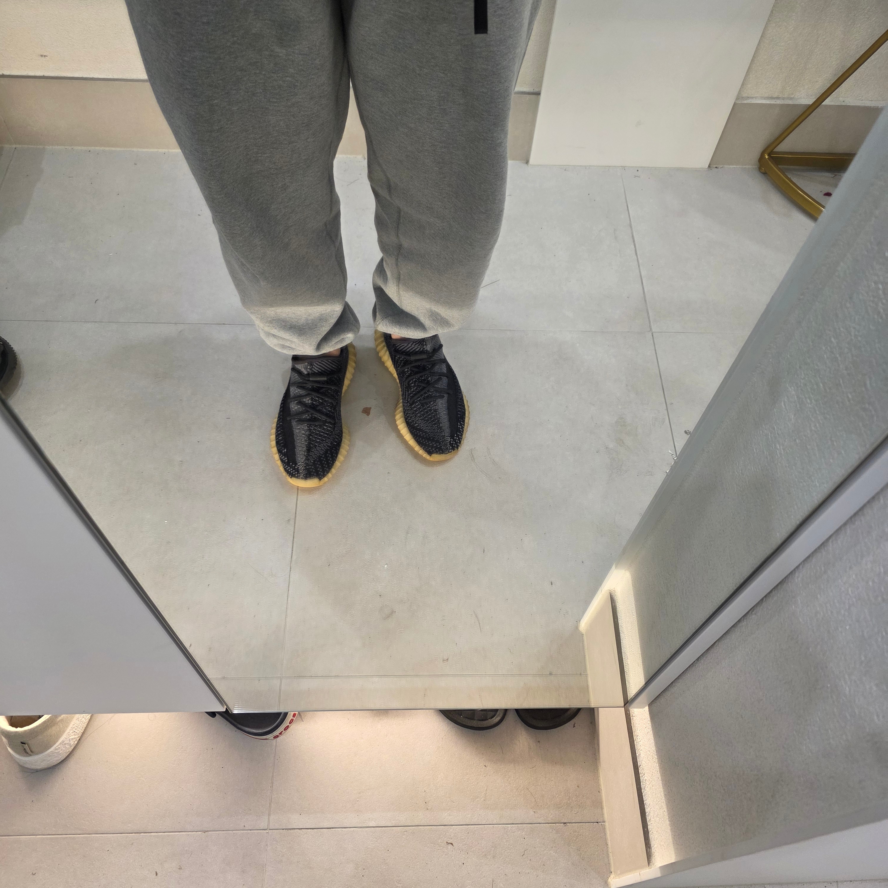 Adidas Yeezy Boost 350 V2 Carbon 착용 스타일