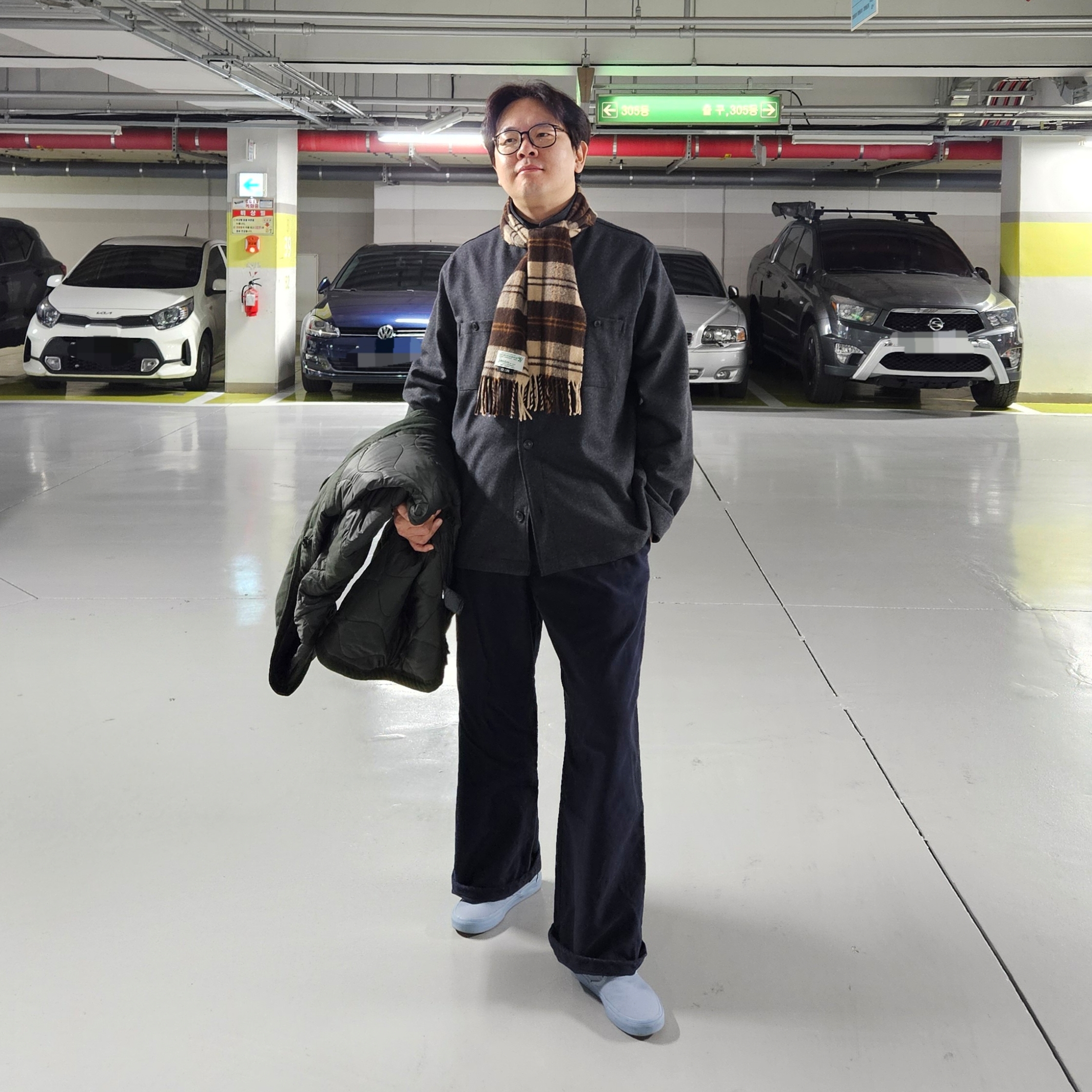 Uniqlo x Engineered Garments Pufftech Utility Jacket Olive, Rolex Submariner 41mm 124060 Black Oyster 착용 스타일 - 1