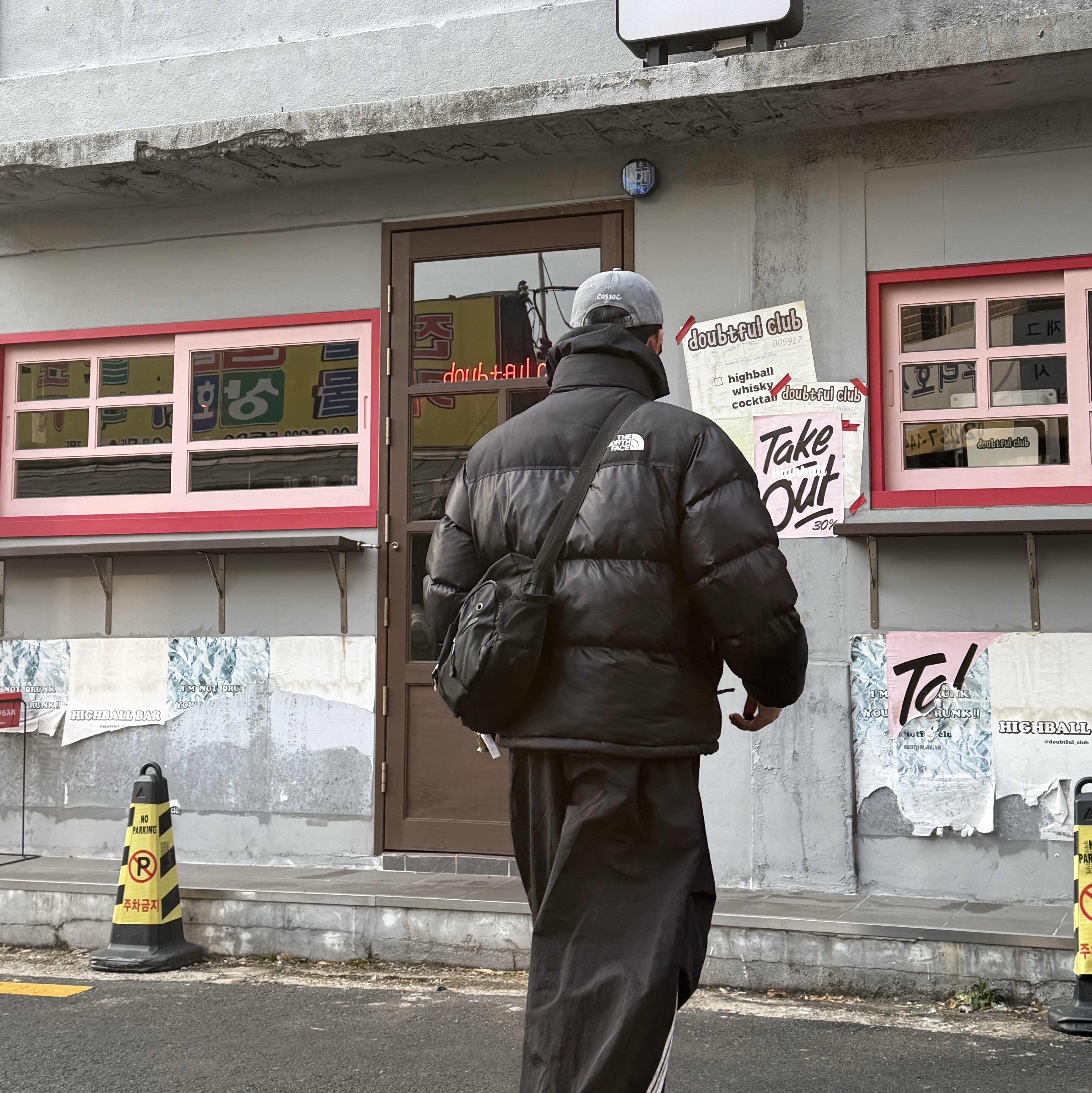 (W) The North Face Nuptse On Ball Jacket Black, Puma x Juun.J Plexus Black 착용 스타일 - 3