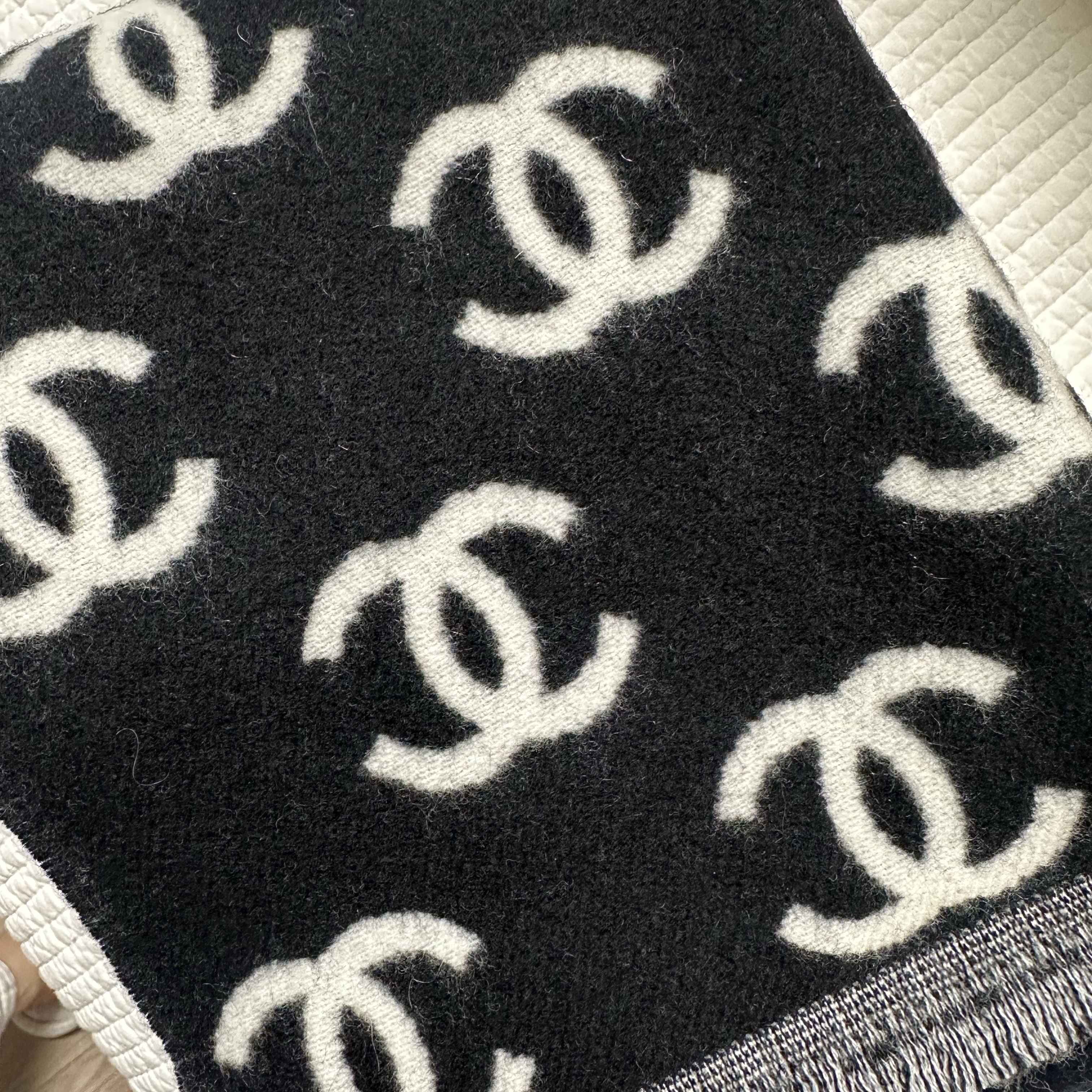 (W) Chanel Muffler Cashmere & Black 착용 스타일
