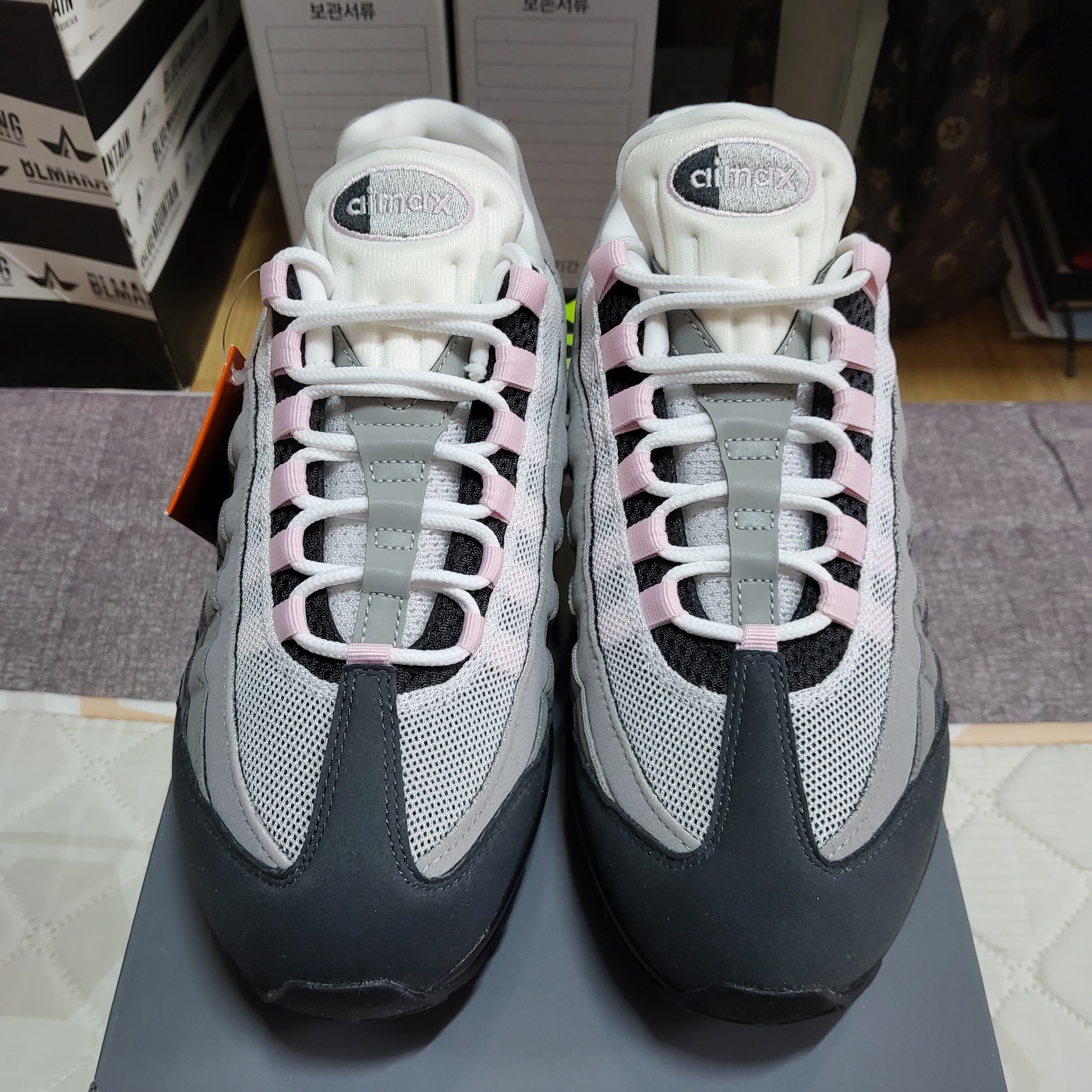 (W) Nike Air Max 95 Pink Foam 착용 스타일 - 2