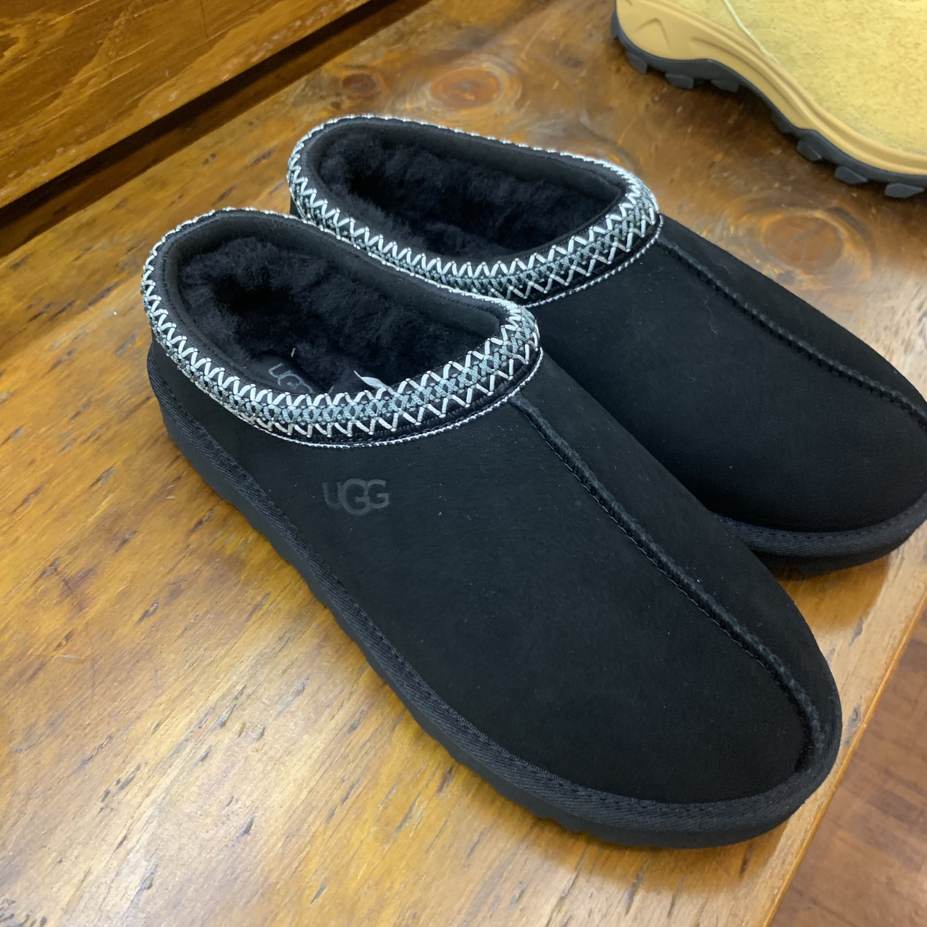UGG Tasman II Slipper Black 착용 스타일