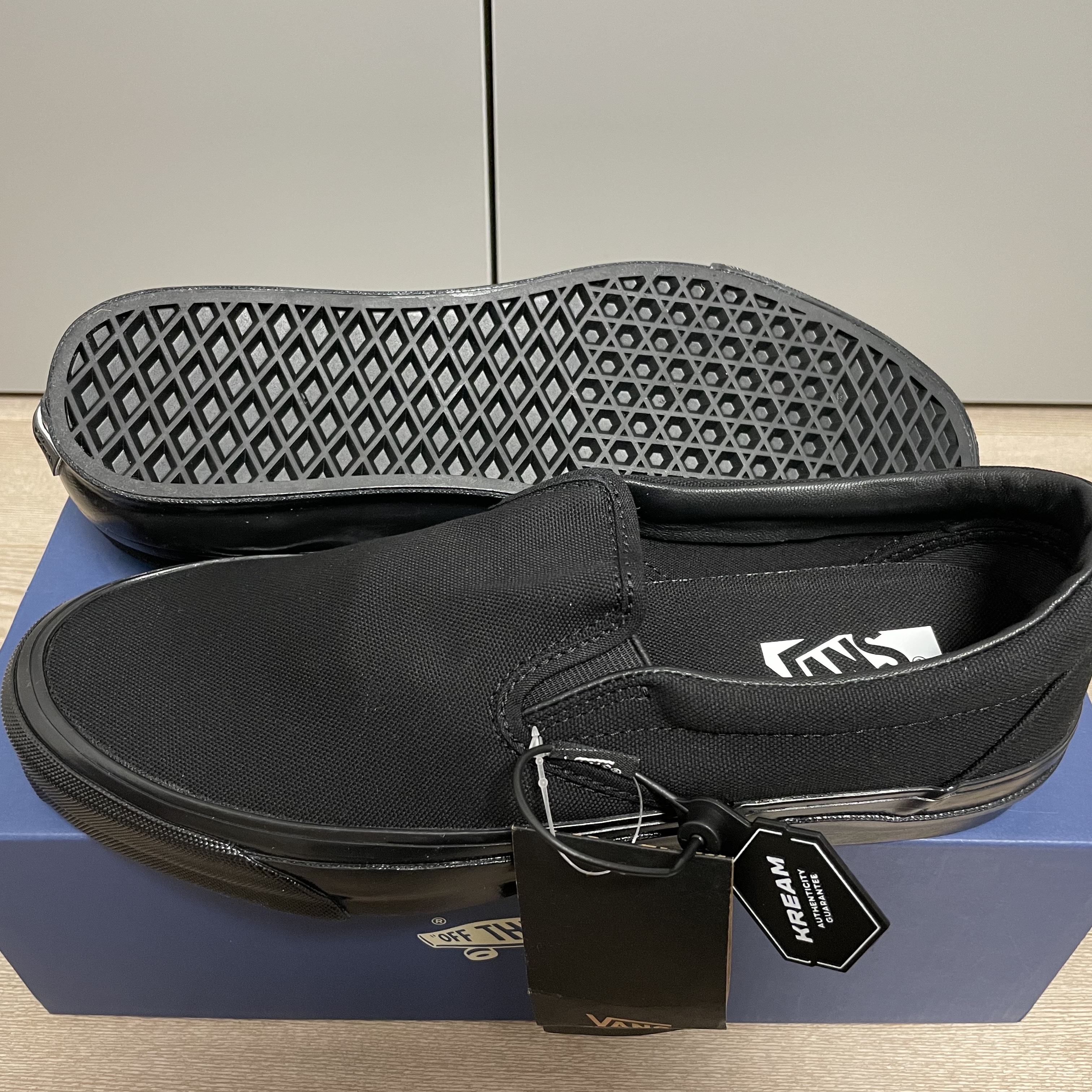 Vans Premium Slip-On 98 Black 착용 스타일 - 2