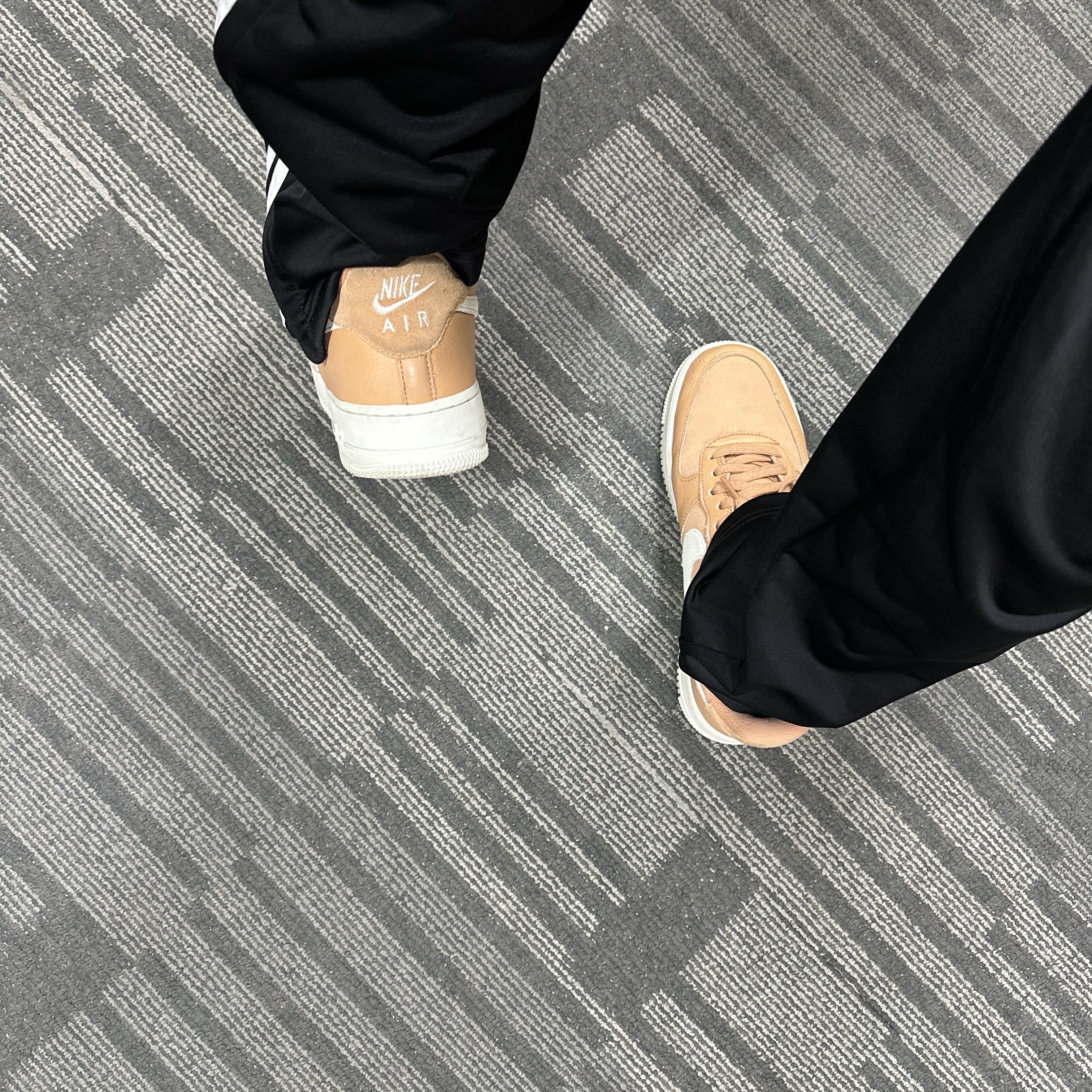 Nike Air Force 1 '07 LX Amber Brown 착용 스타일 - 5