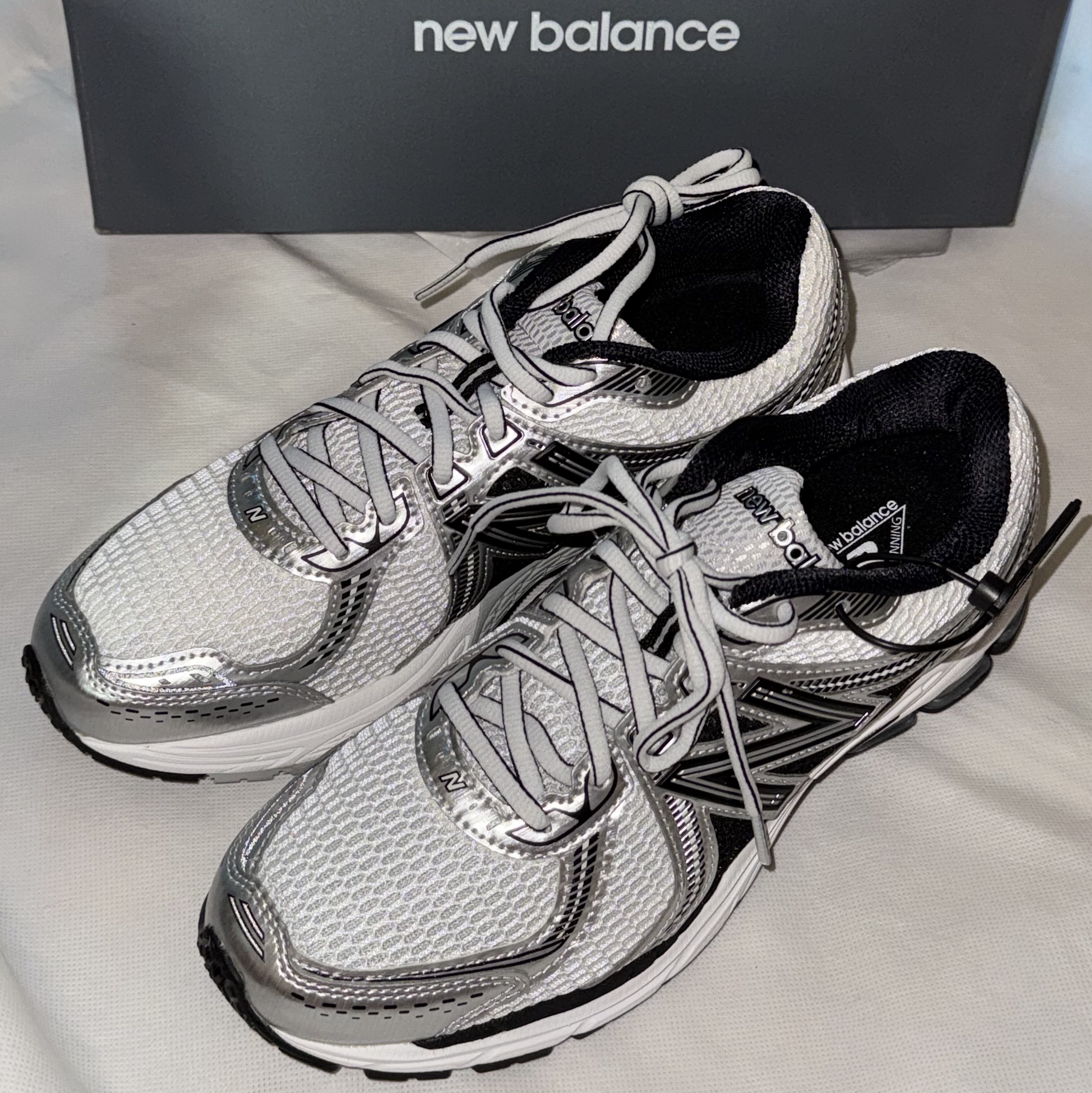 New Balance 860v2 White Black 착용 스타일