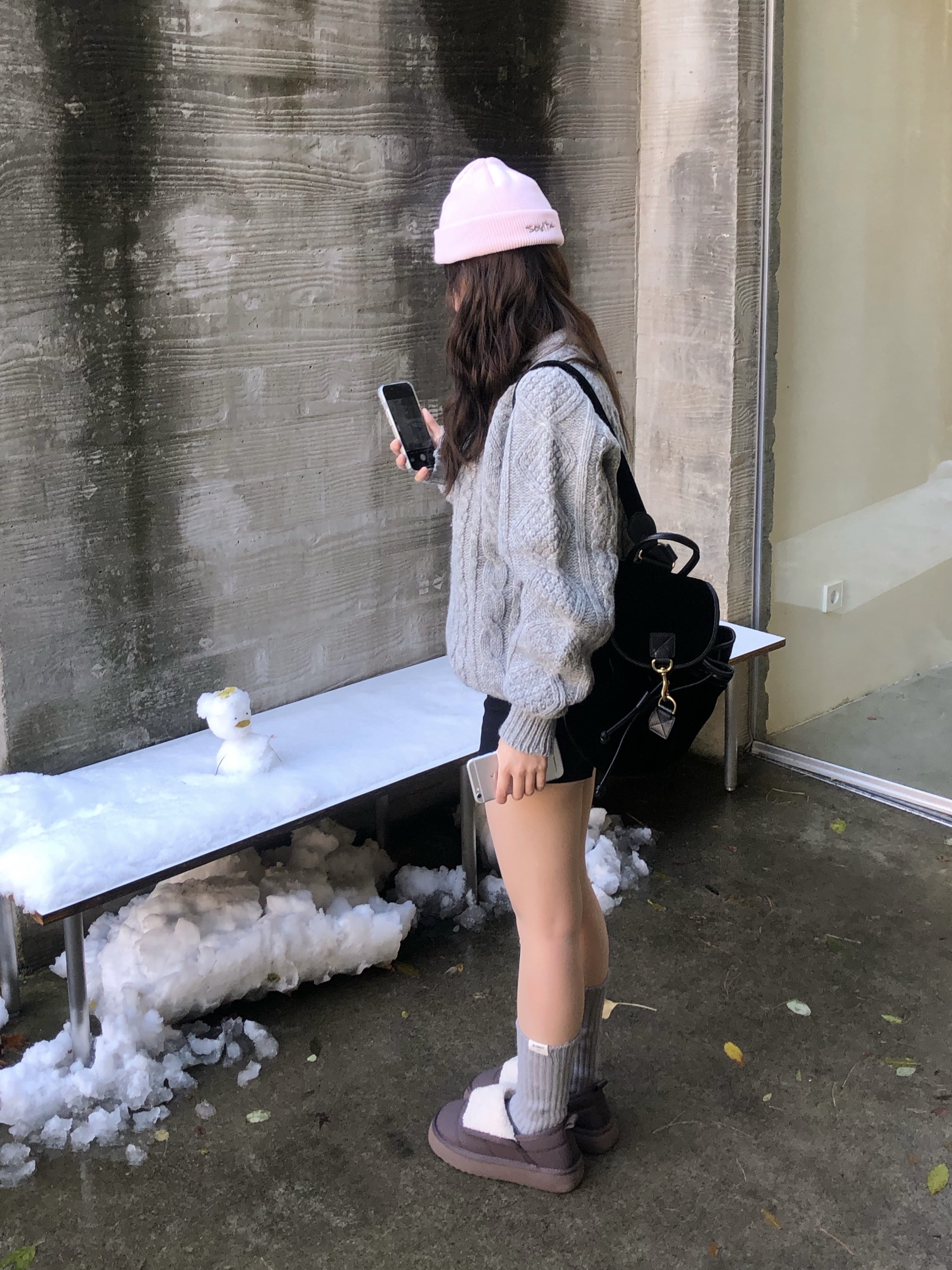 The Barnnet Little Velvet Backpack Black 착용 스타일