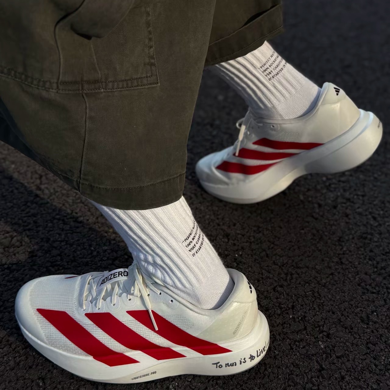 Adidas Adizero EVO SL Off White Better Scarlet 착용 스타일 - 1