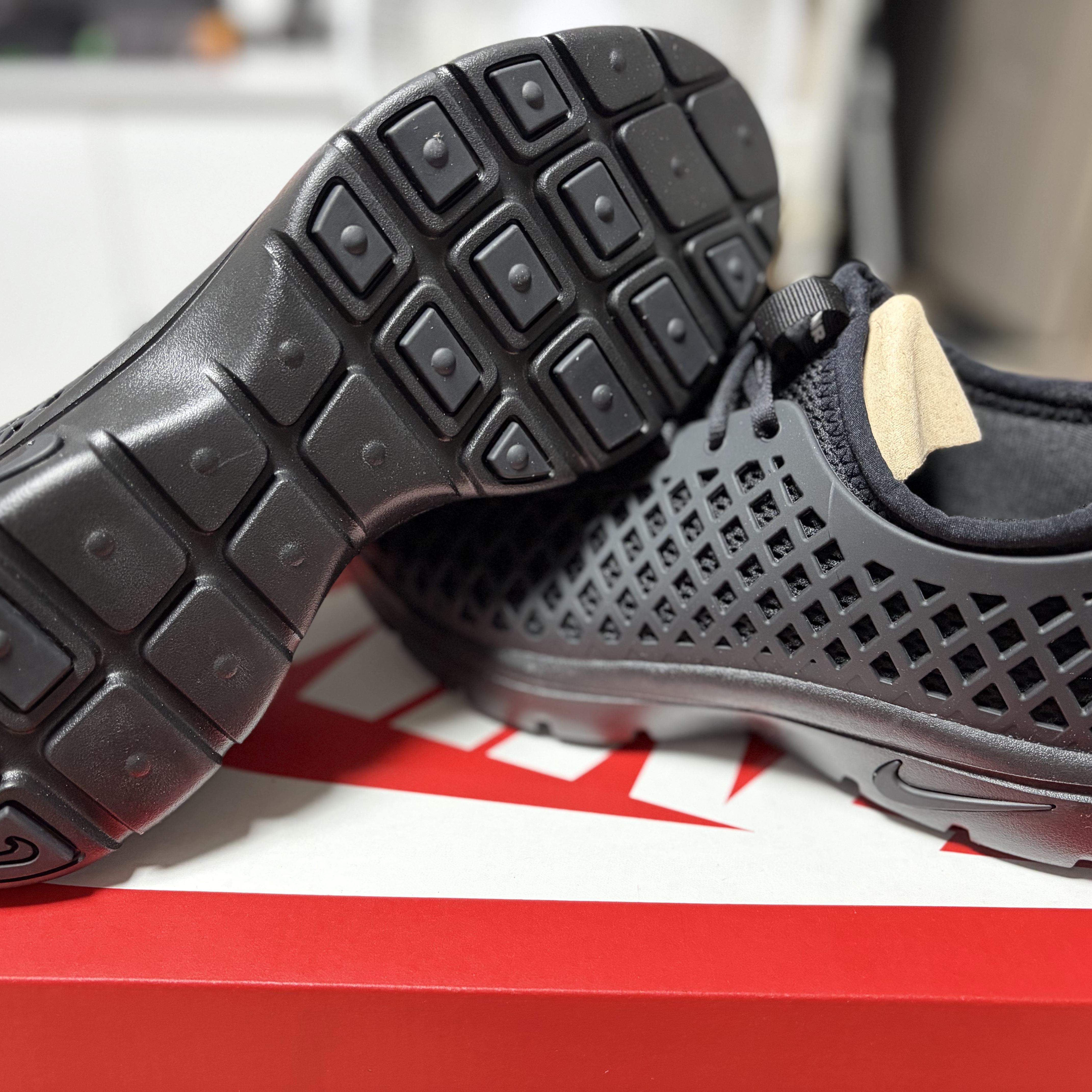 (W) Nike Rejuven8 Run Black 착용 스타일 - 6