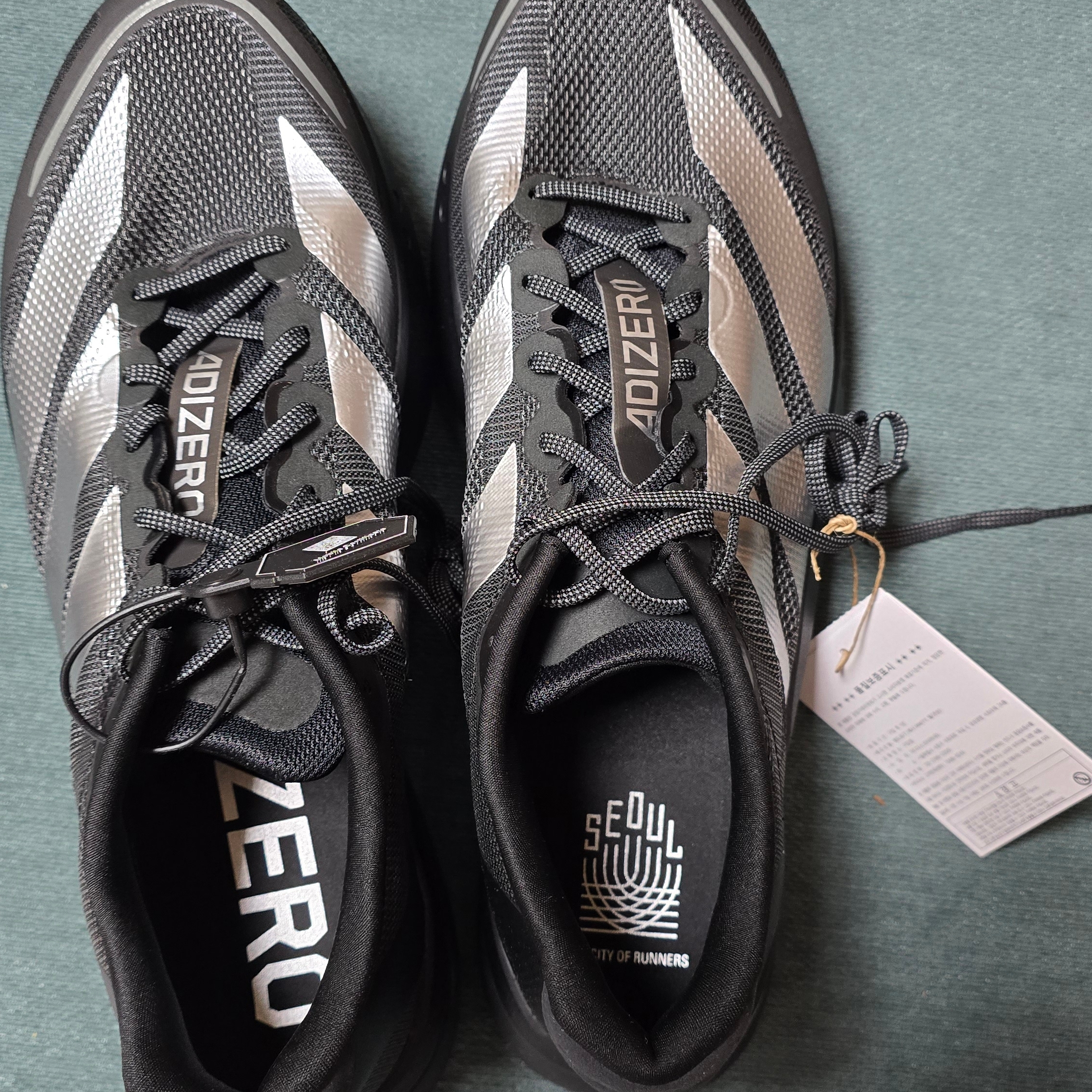 Adidas Adizero Boston 13 M Core Black Silver Metallic 착용 스타일 - 1