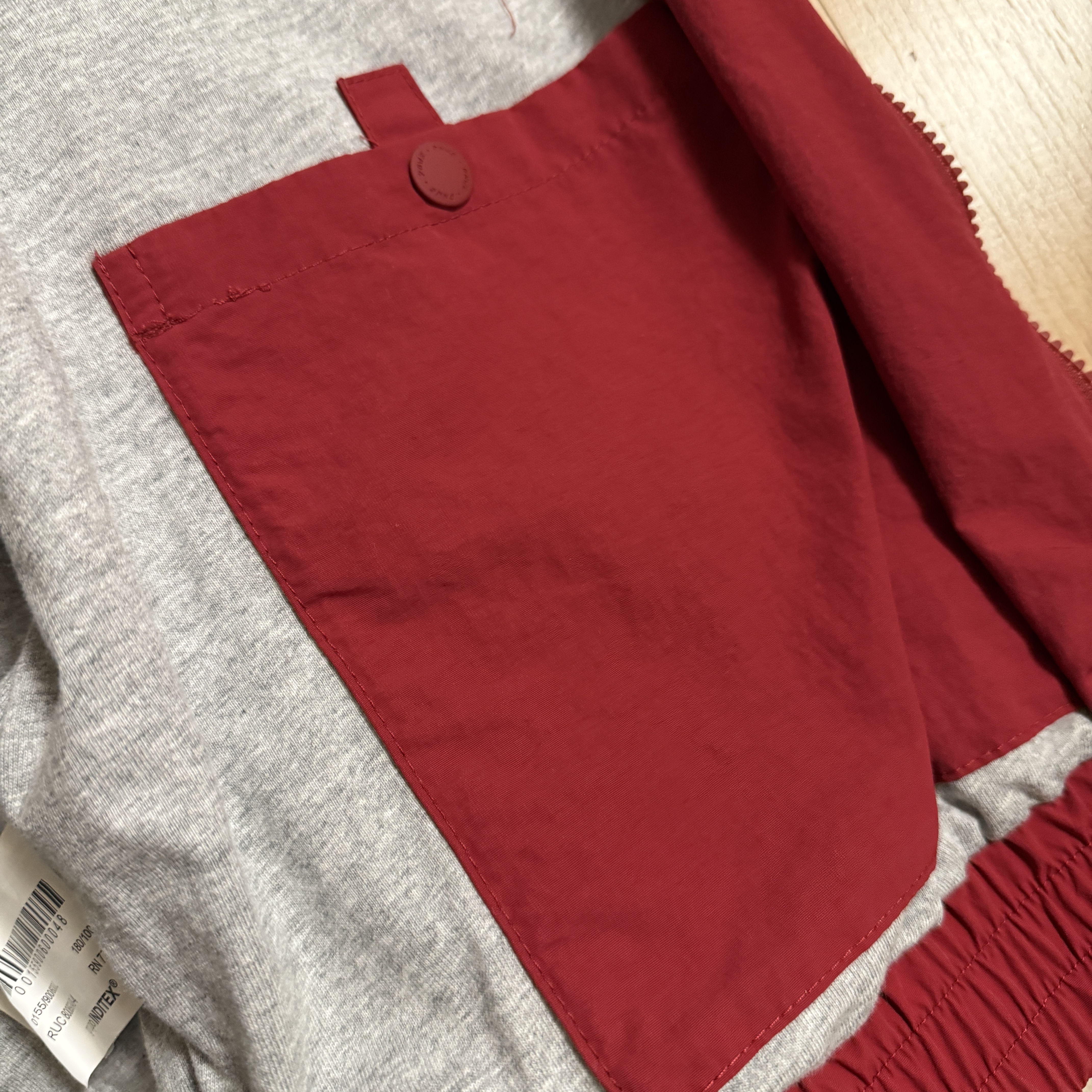 Zara x Champion Technical Patch Jacket Red 착용 스타일 - 3