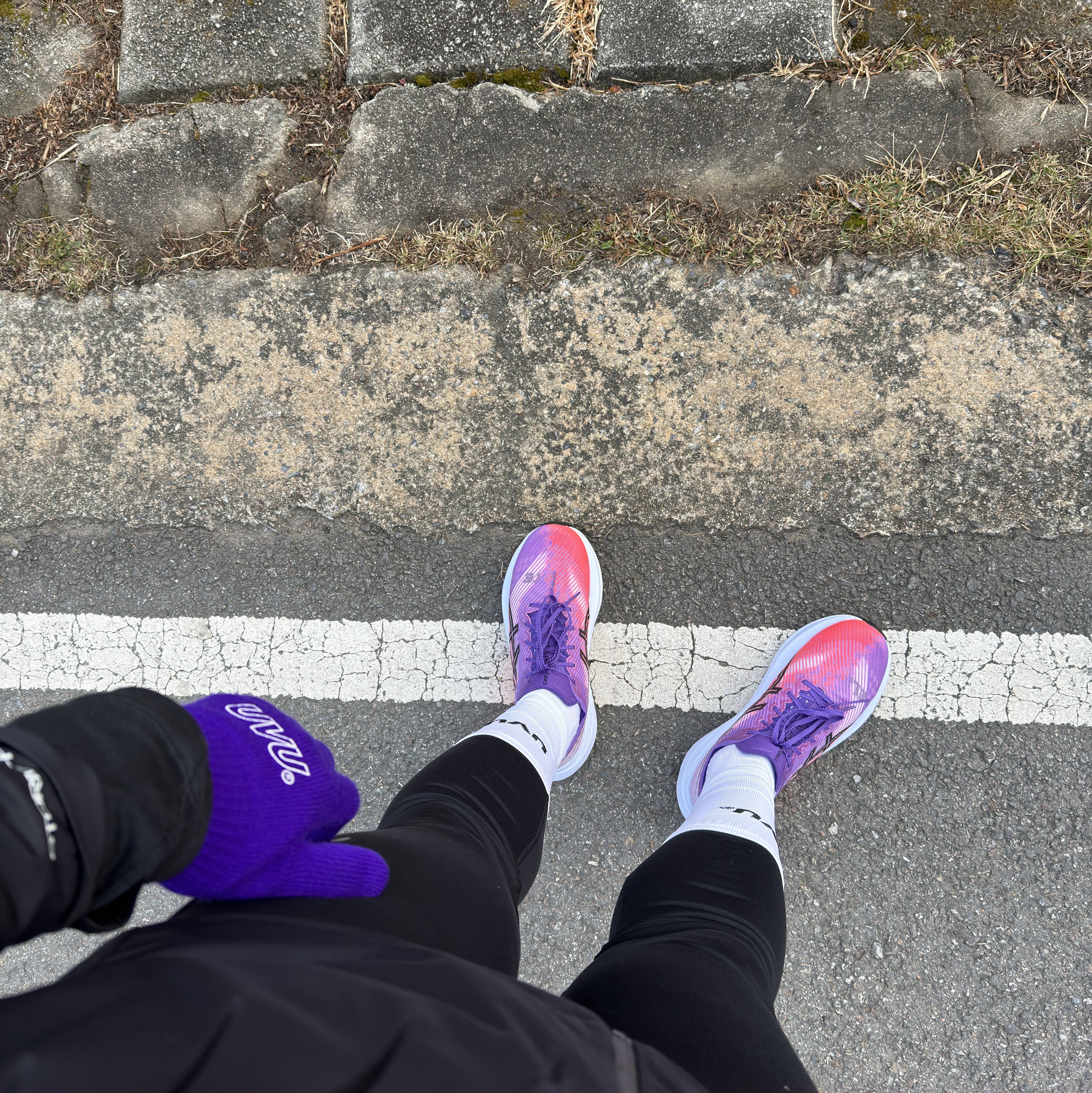 Asics Megablast Edo Purple Black, UVU Training Socks White 착용 스타일