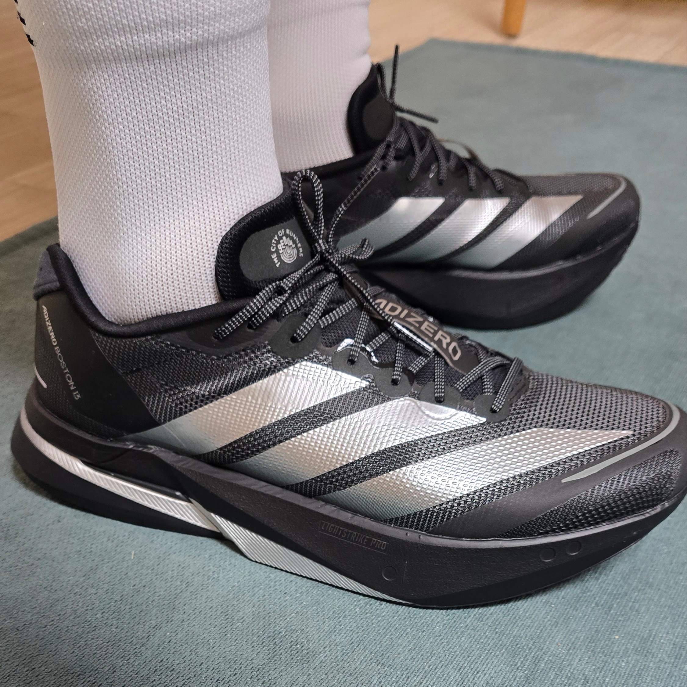 Adidas Adizero Boston 13 M Core Black Silver Metallic 착용 스타일 - 4