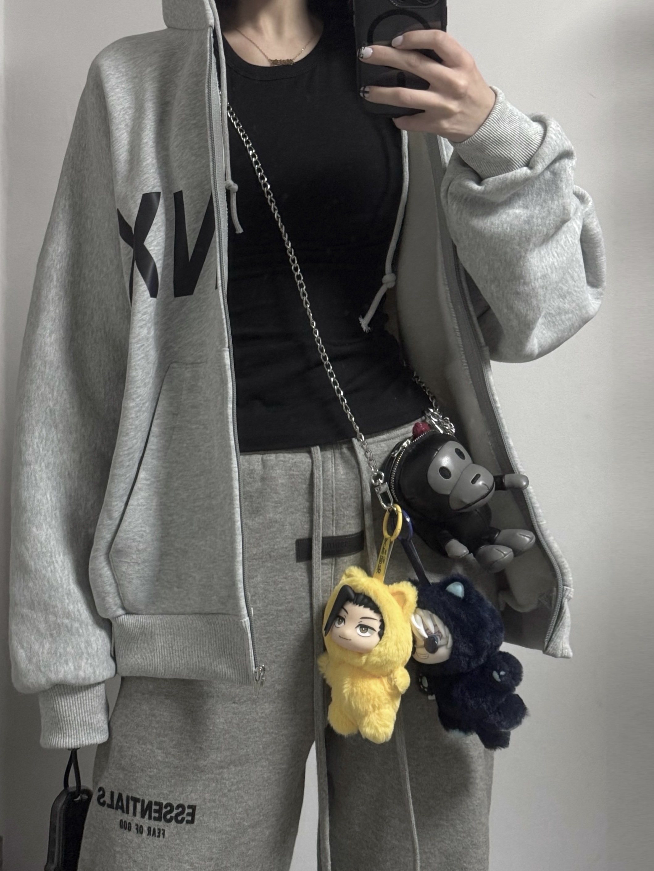 Essentials The Core Collection Relaxed Sweatpants Dark Oatmeal, BAPE Baby Milo Mini Shoulder Bag Black 착용 스타일