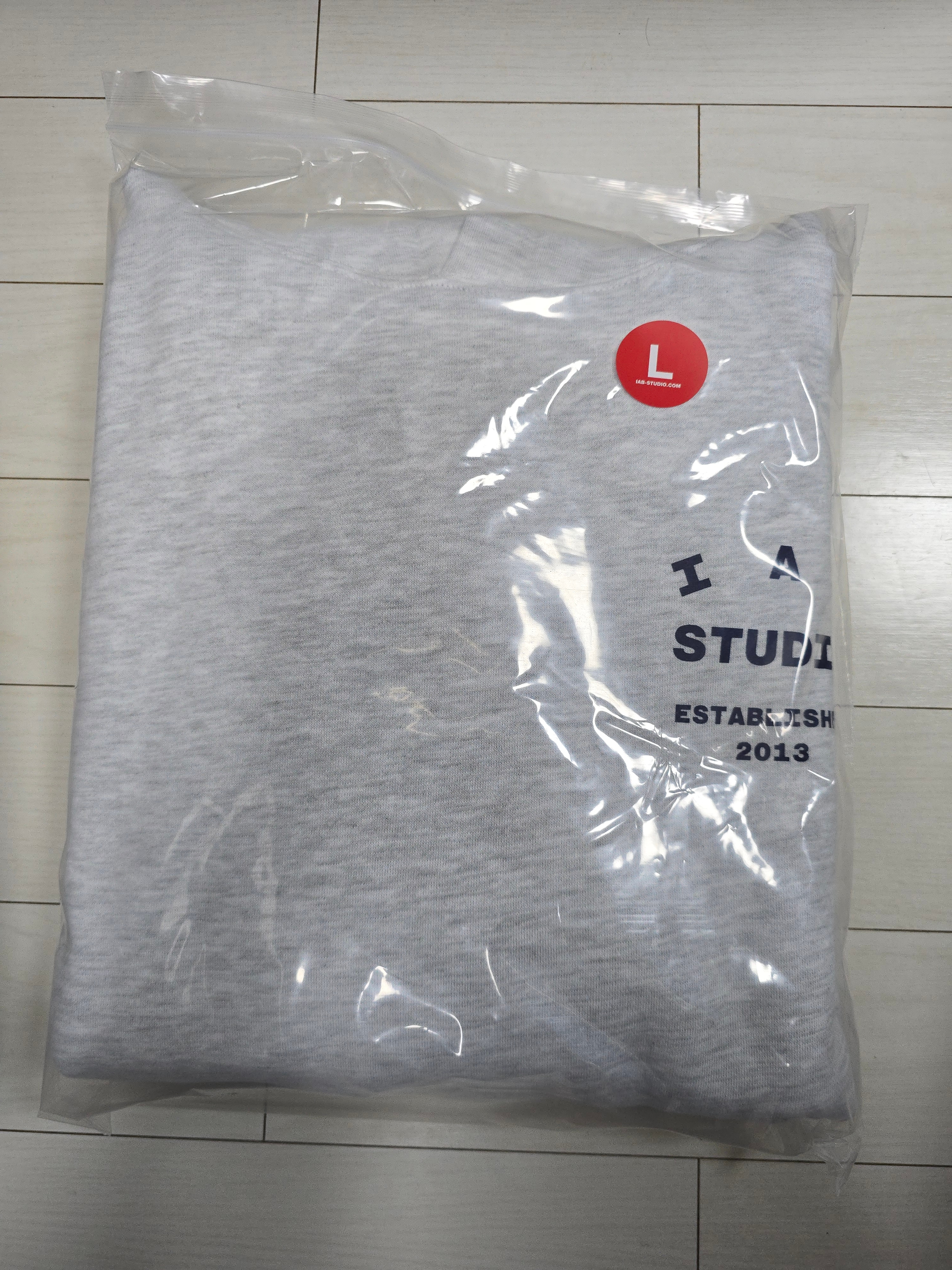 IAB Studio 25 Hoodie Light Gray Navy 착용 스타일